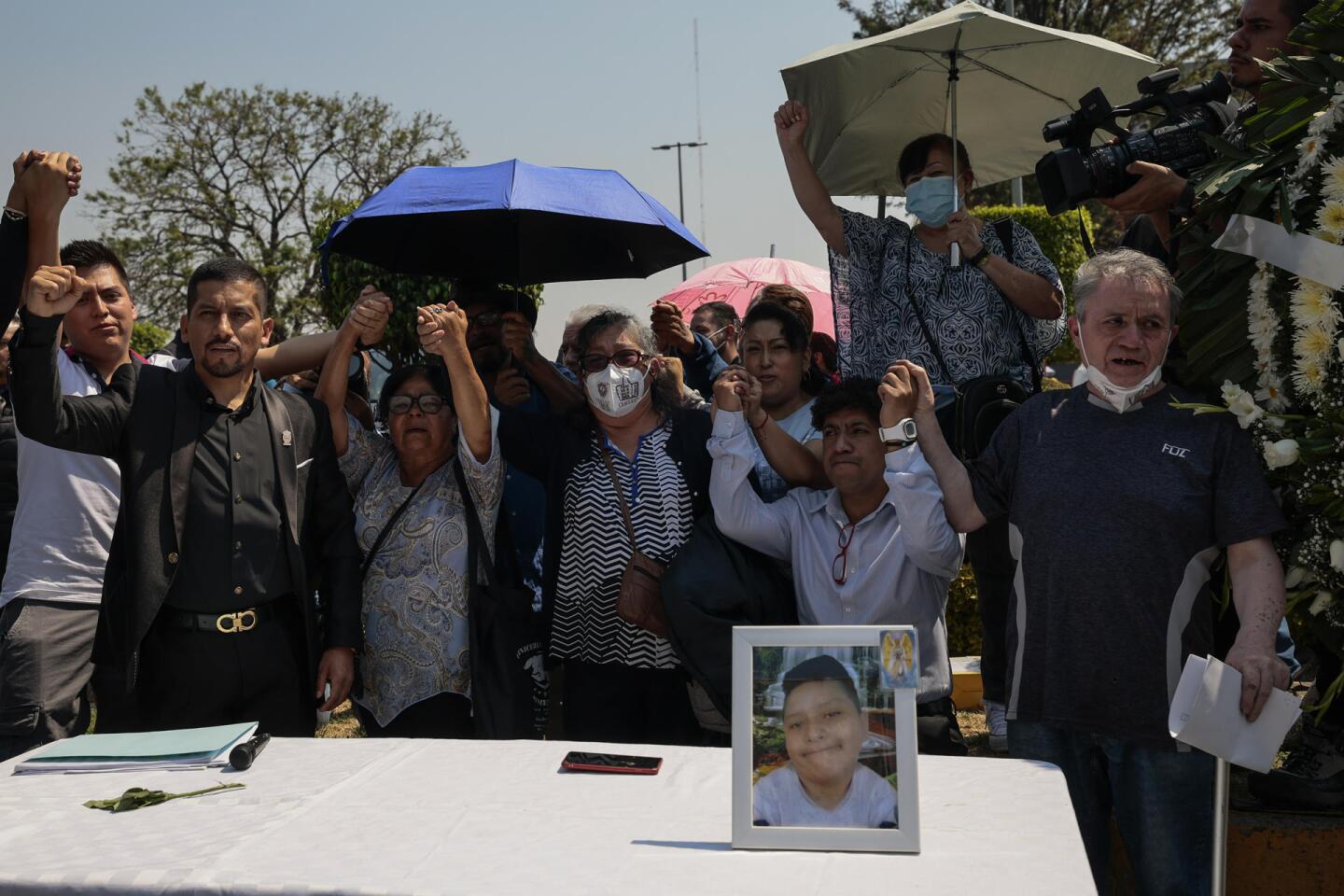 Víctimas aún piden justicia a 2 años de desplome en metro de Ciudad de México