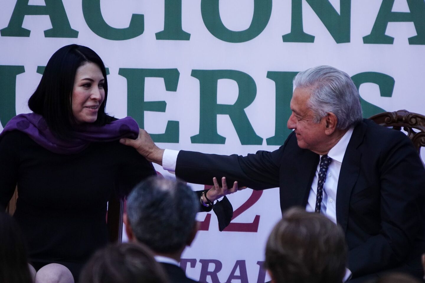 Victoria Rodríguez Ceja y Andrés Manuel López Obrador durante la ceremonia con motivo del Día Internacional de la Mujer en Palacio Nacional.