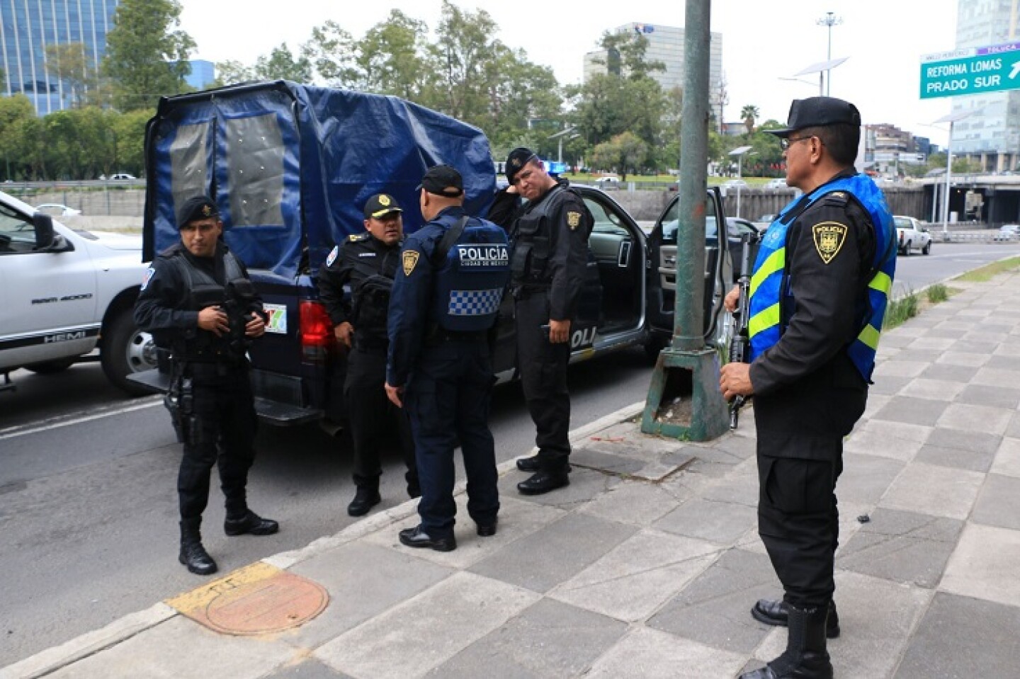 CIUDAD DE MÉXICO, 28SEPTIEMRBE2016.- Policías de la SSP-CDMX, continuan con la vigilancia en el cruce de las avenidas Periferico y Reforma ante el incremento de asaltos a vehñiculos que circulan por la zona.FOTO: SAÚL LÓPEZ /CUARTOSCURO.COM