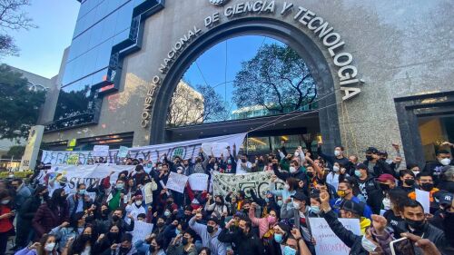 Estudiantes y docentes se manifiestan a las afueras del CONACYT.