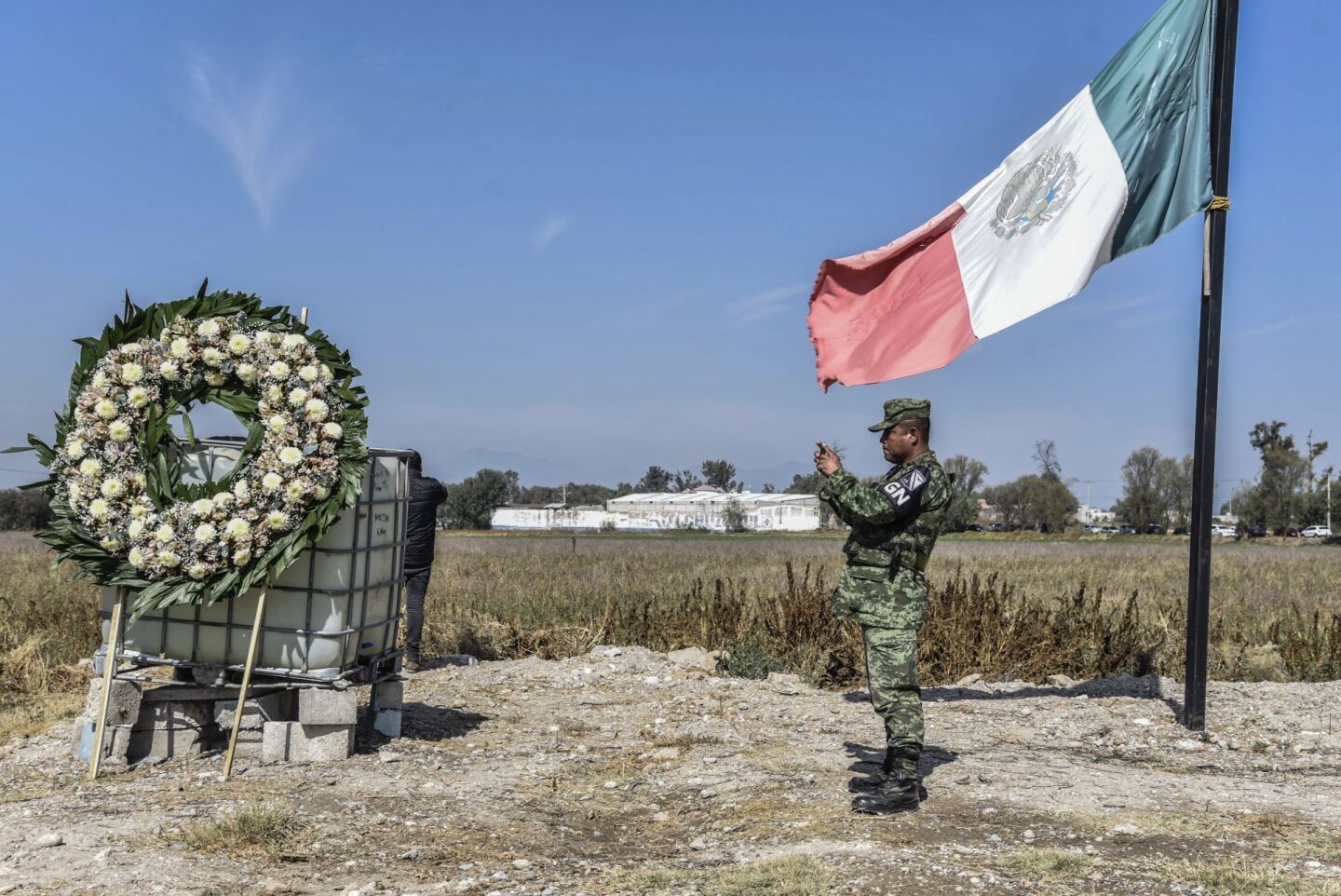 Familiares de las víctimas de la explosión de un ducto de Pemex, colocaron ofrendas florales y realizaron la colocación simbólica de la primera piedra del memorial durante la ceremonia de remembranza a un año de los hechos.