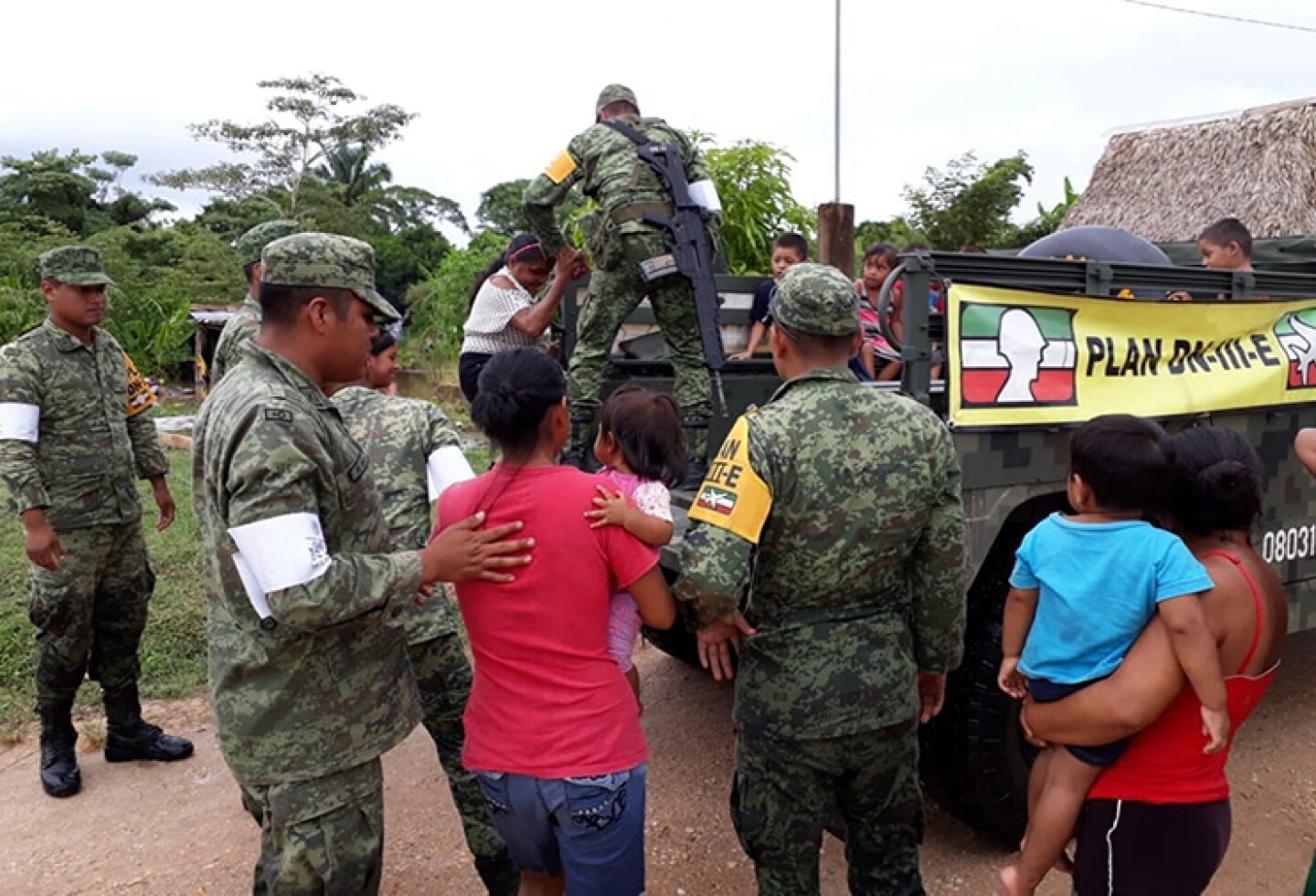 COSOLEACAQUE, VERACRUZ, , 17OCTUBRE2018.- Debido a las fuertes lluvias, con motivo del frente frio número 6, soldados del tercer batallón de infantería aplicaron el Plan DN-III-E. El ejército Mexicano se encuentra realizando labores de auxilio a la po