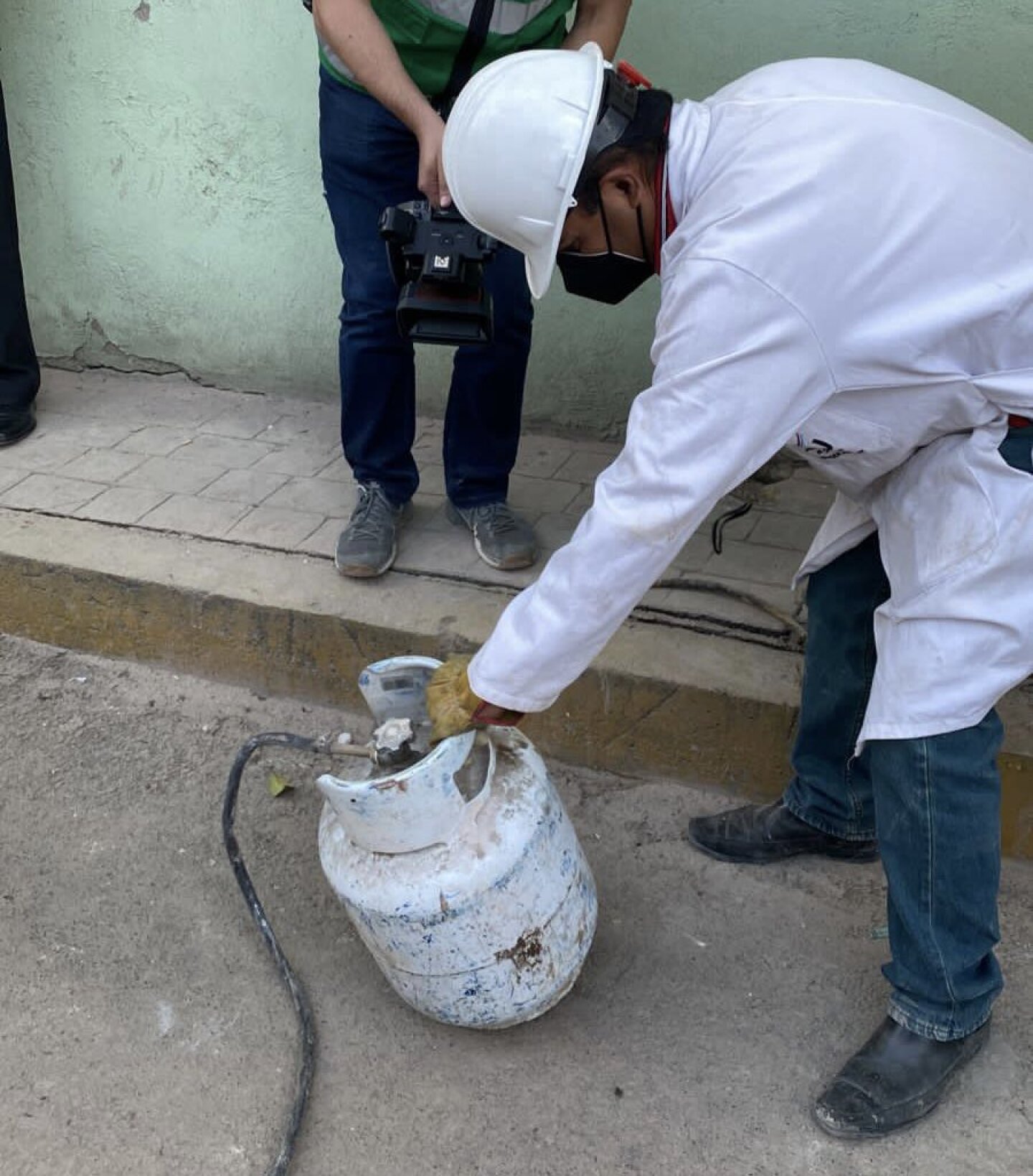 Extraen tanques de gas entre escombros de Pensil