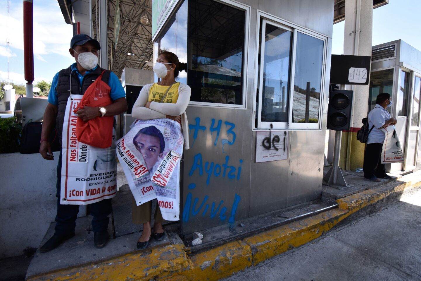 Normalistas de Ayotzinapa toman caseta de Palo Blanco