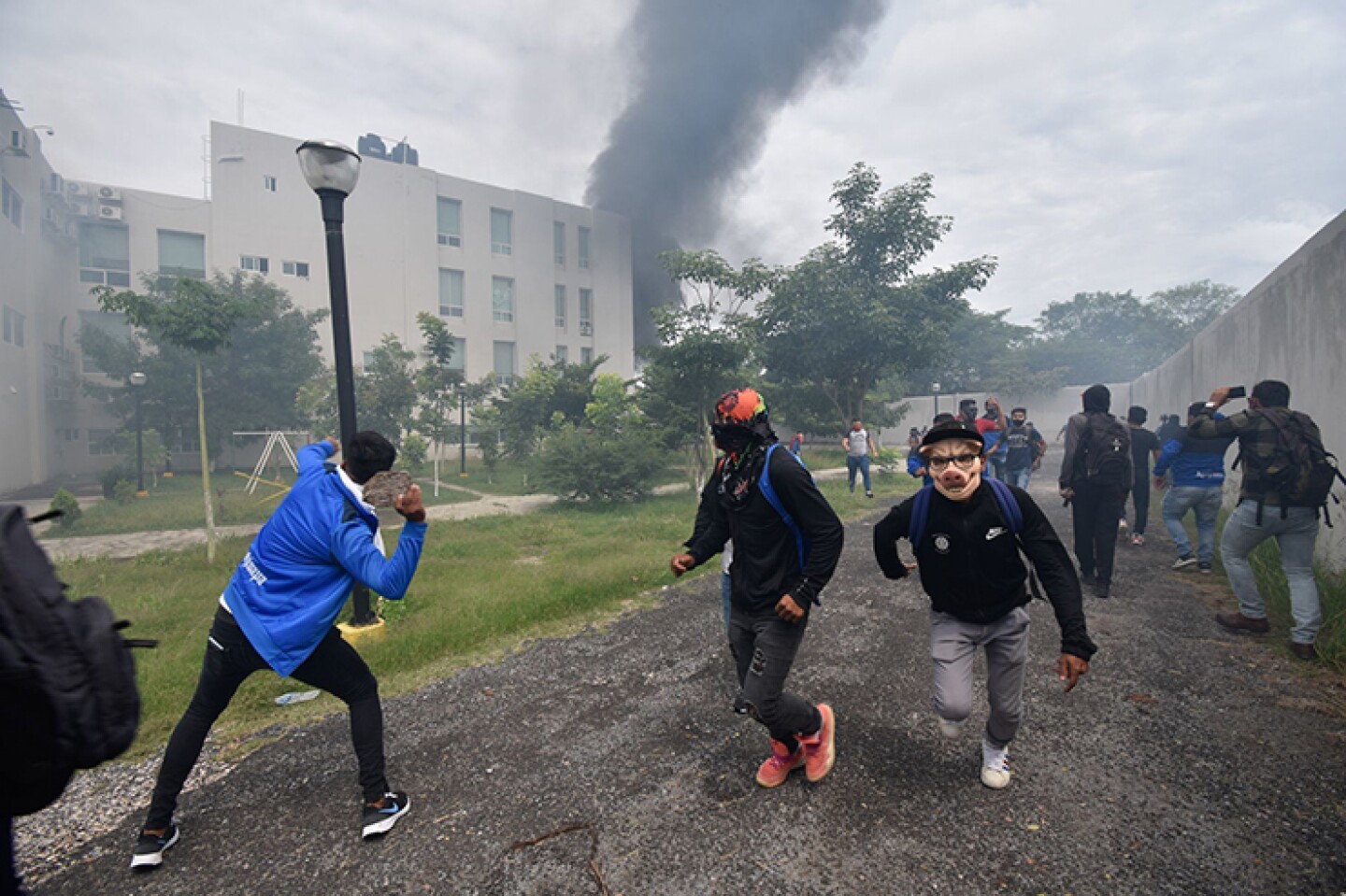 Padres de los 43 normalistas desaparecidos hace 6 años en Iguala, Guerrero, se manifestaron en el Palacio de Justicia de Iguala para exigir que les proporcionen los videos de sus cámaras de seguridad del 26 de septiembre del 2014. Al finalizar el mitin