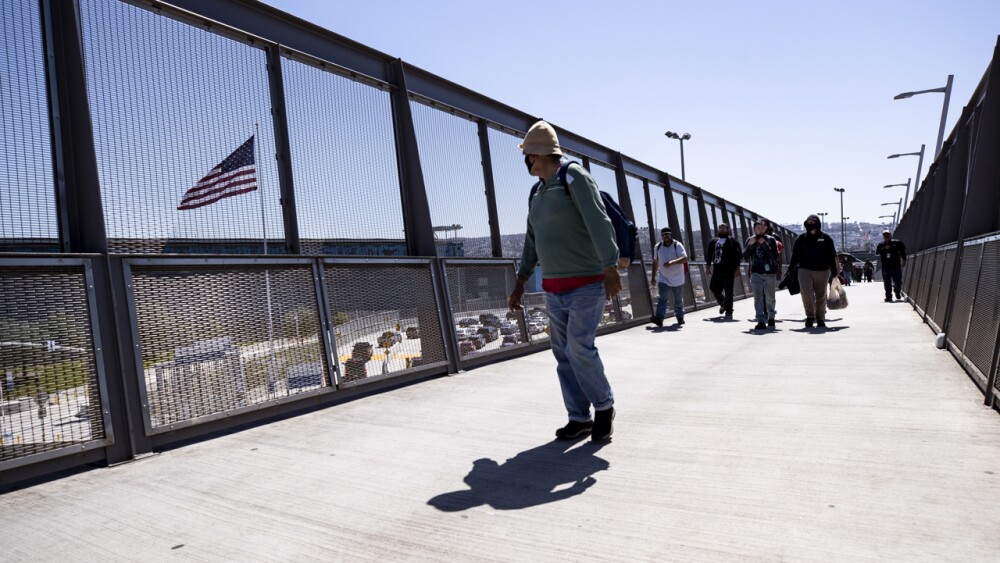 Un juez prorroga la orden de suspender los preparativos para rescindir una ley migratoria