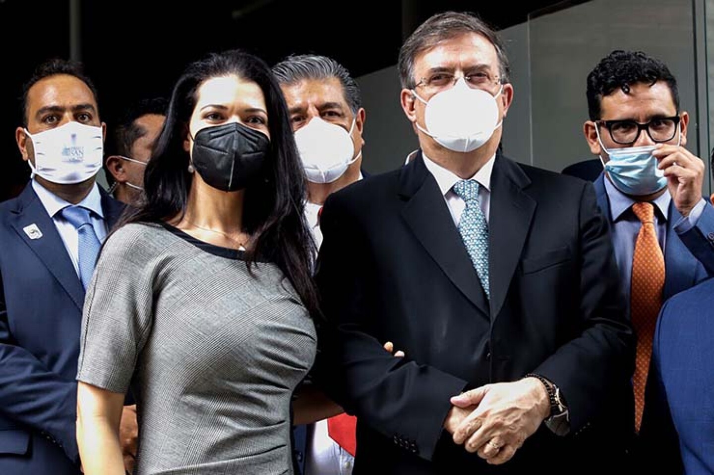 Rosalinda Bueso, esposa del canciller Marcelo Ebrard, y el canciller tras la inauguración de la oficina de pasaportes en Puebla.