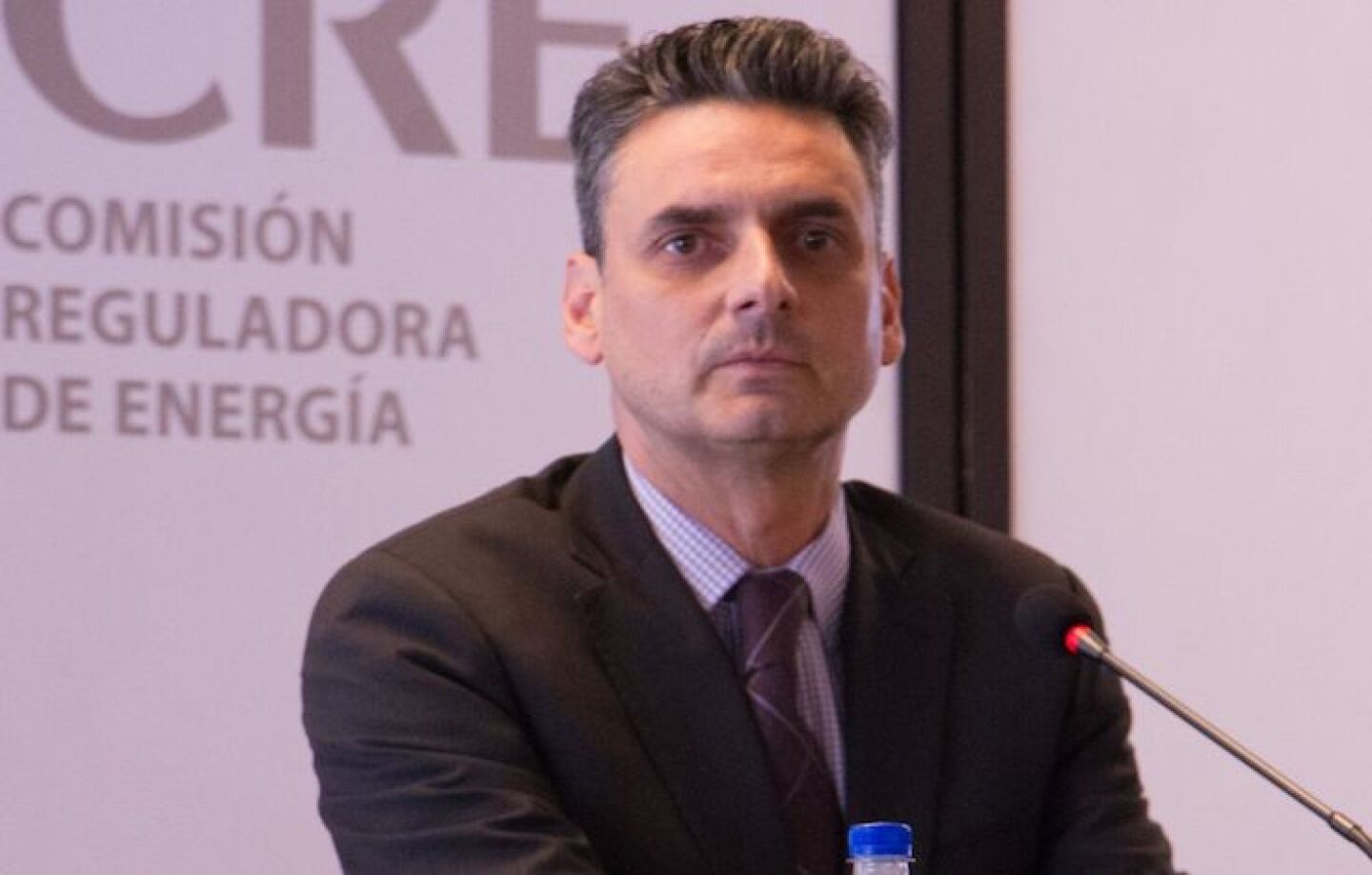 CIUDAD DE MÉXICO, 18FEBRERO2019.- Guillermo García Alcocer, titular de la Comisión Reguladora de Energía, desmintió las acusaciones en su contra por conflicto de intereses, realizadas por la Unidad de Inteligencia Financiera de la Secretaría de Hacienda y Crédito Público (SHCP). En conferencia de prensa, aseguró que los organismos autónomos no son enemigos del gobierno. Al término del comunicado Guillermo García pidió al presidente de la República, Andrés Manuel López Obrador una audiencia para aclarar las imputaciones en su contra y dar a conocer su versión de los hechos. FOTO: ROGELIO MORALES /CUARTOSCURO.COM