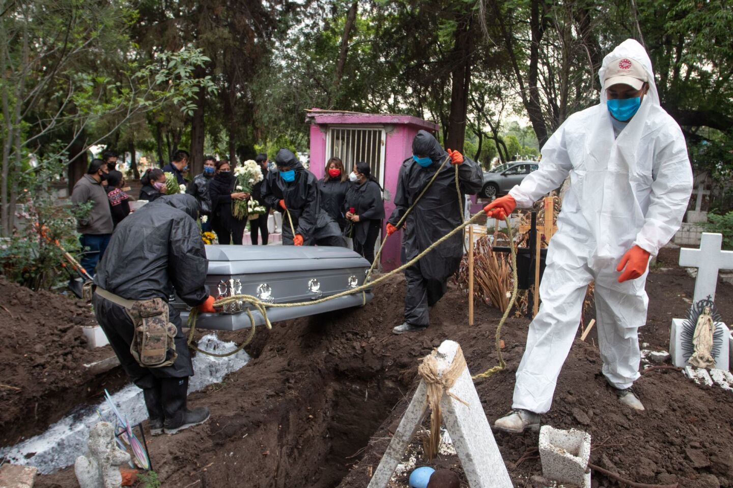 Sepultureros realizaron una inhumación de muerte a causa de Covid-19 en el Panteón San Isidro