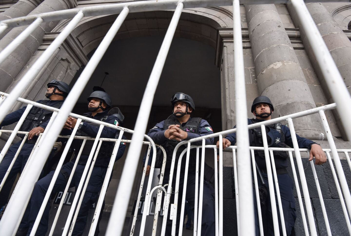 TOLUCA, ESTADO DE MÉXICO, 05NOVIEMBRE2019.- Estudiantes de la Escuela Normal Rural Lázaro Cárdenas del Río en Tenería, se manifestaron en la ciudad de Toluca en solidaridad con los normalistas de Mactumactza en Chiapas exigiendo un alto a la represión. Policías estatales resguardaron Palacio de Gobierno y otros edificios. FOTO: CRISANTA ESPINOSA AGUILAR /CUARTOSCURO.COM