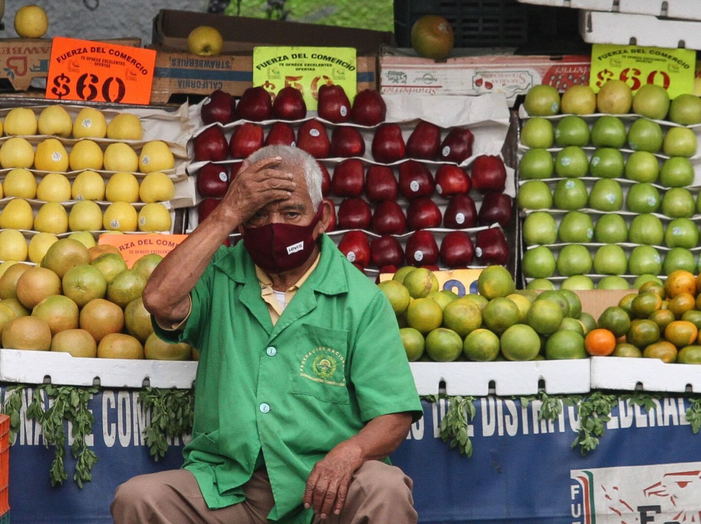 Vendedor de frutas durante su jornada de trabajo en el tianguis de Eje 6.
