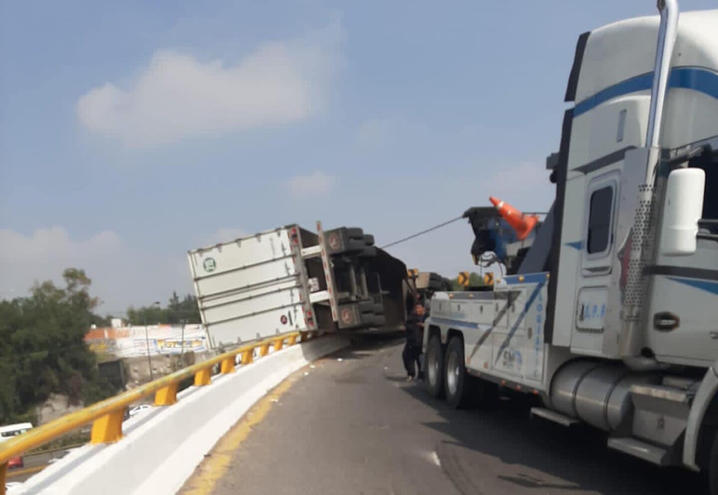 accidente-mexico-queretaro-trailer-vuelca-en-circuito-exterior-mexiquense