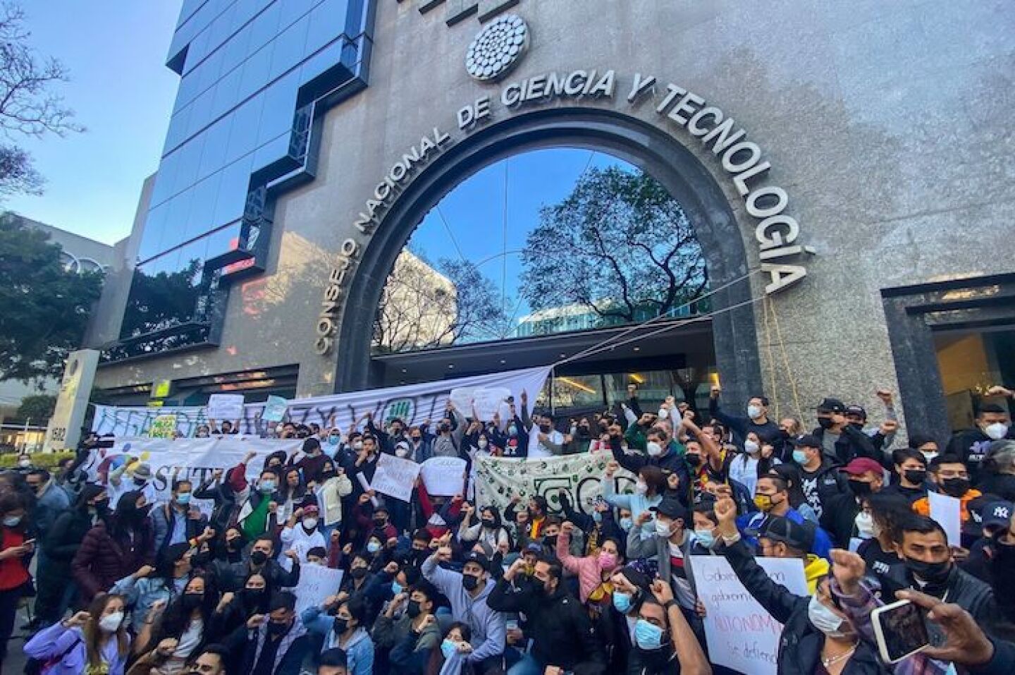 Estudiantes y docentes se manifiestan a las afueras del CONACYT.