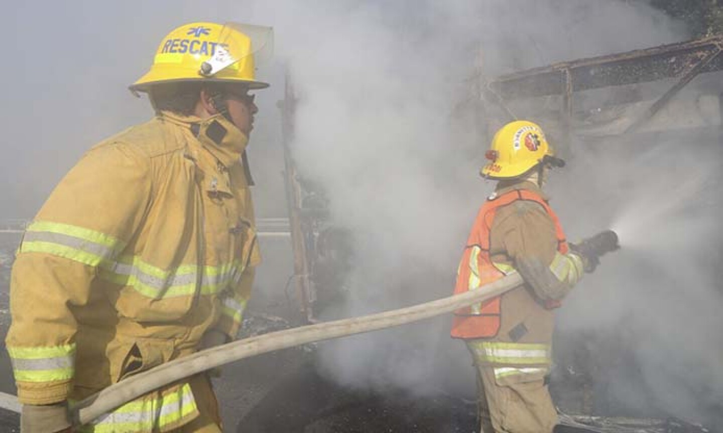 ZIRAHUSujetos-incendian-camión-de-pasajeros-en-EcatepecÉN, MICHOACÁN. 06JUNIO2015.- Normalistas de Cherán incendiaron un camión de la línea Primera Plus en la autopista Siglo XXI, en el kilómetro 21+300 en la desviación a la población de Zirahuén. Se sabe que los normalistas desplazaron la unid