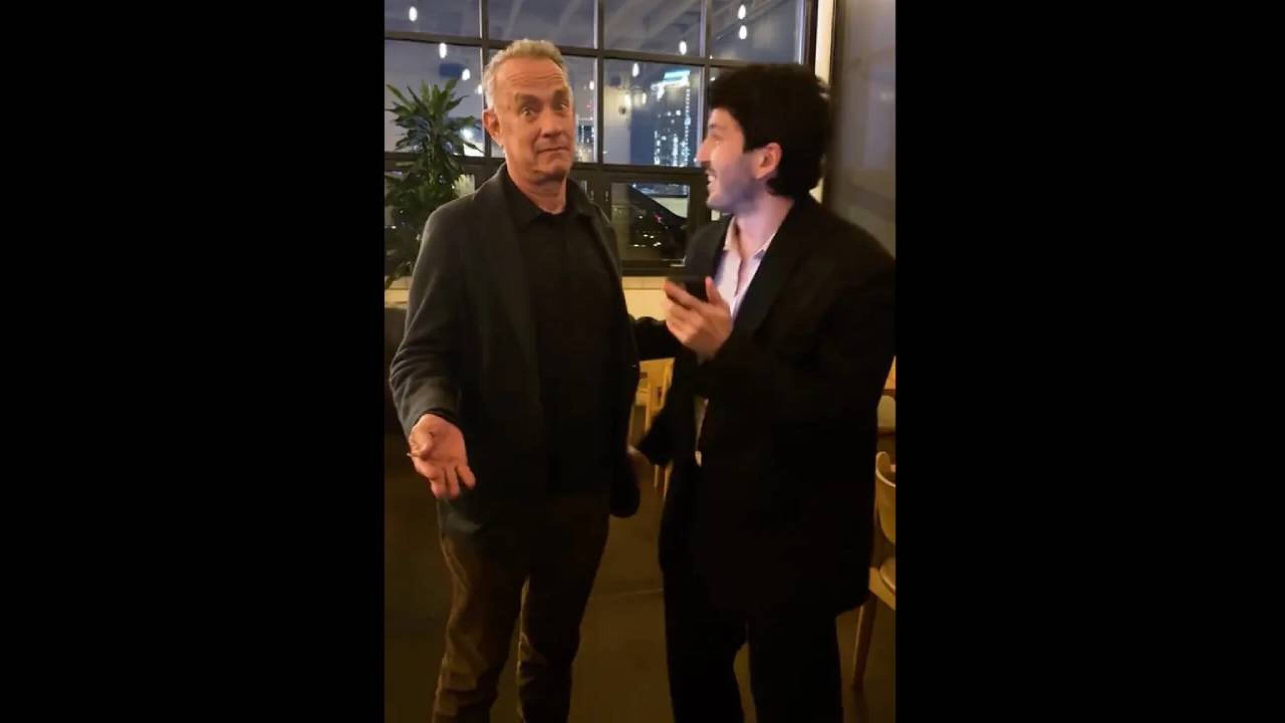 sebastian yatra tom hanks la pelirroja(1).jpg