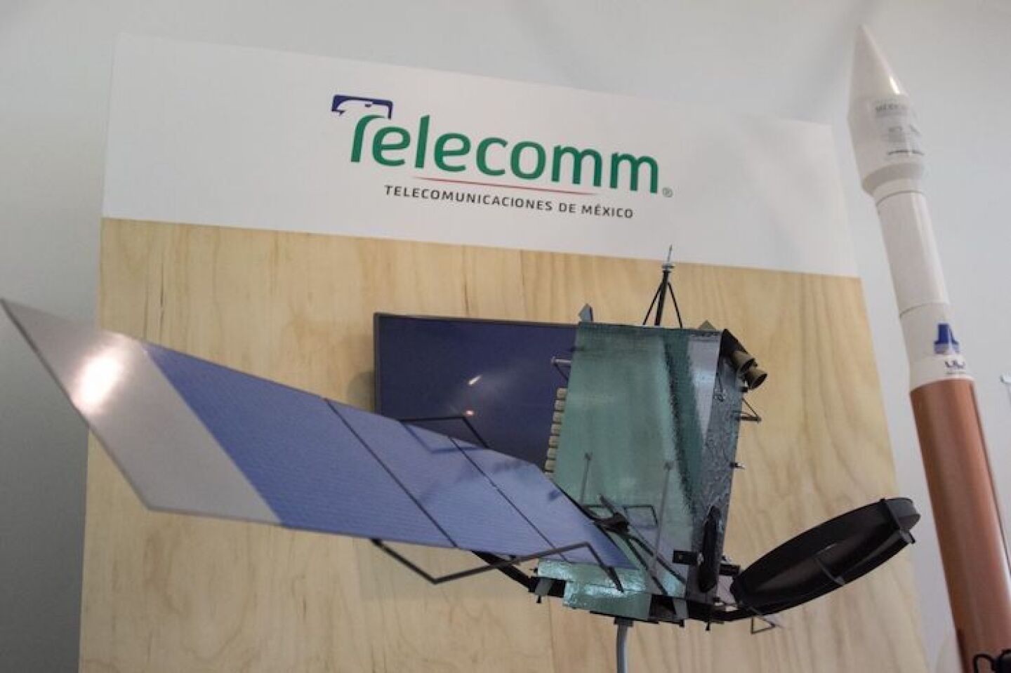 CIUDAD DE MÉXICO, 23MAYO2017.- Ejemplo de un sistema satelital a escala expuesto en el estante de Telecomm con motivo del Congreso Latinoamericano Satelital de Comunicaciones y Radiodifusión (LatSat).FOTO: GALO CAÑAS /CUARTOSCURO.COM