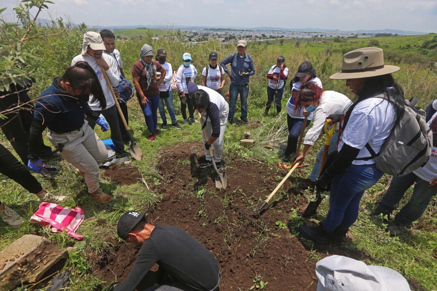 Madres Buscadoras de Jalisco y Sonora así como jóvenes buscadores, durante las labores realizadas el día de hoy en un predio ubicado a 350 metros de la zona habitacional de la etapa 18 de Chulavista, Tlajomulco de Zúñiga.