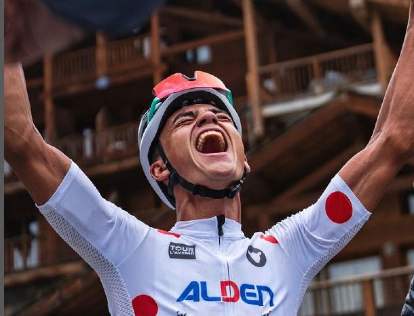 El mexicano, miembro del UAE Team Emirates XRG, se convirtió en uno de los nombres más mencionados de la jornada por su valentía y estrategia