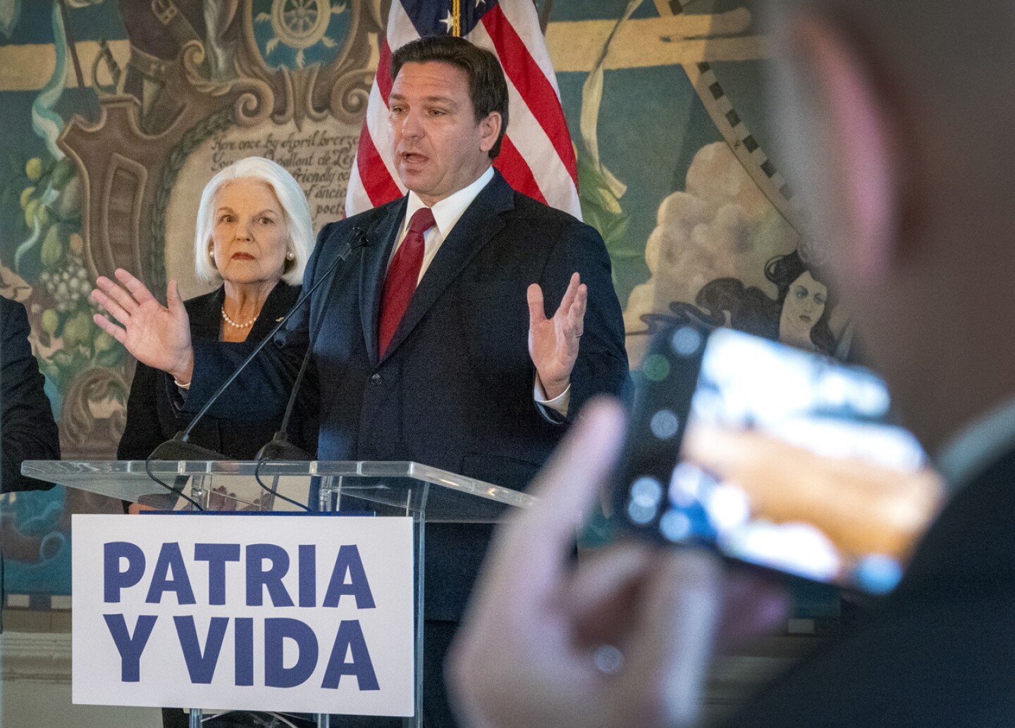 El gobernador de Florida firma la polémica ley "No digas gay" y le llueven críticas