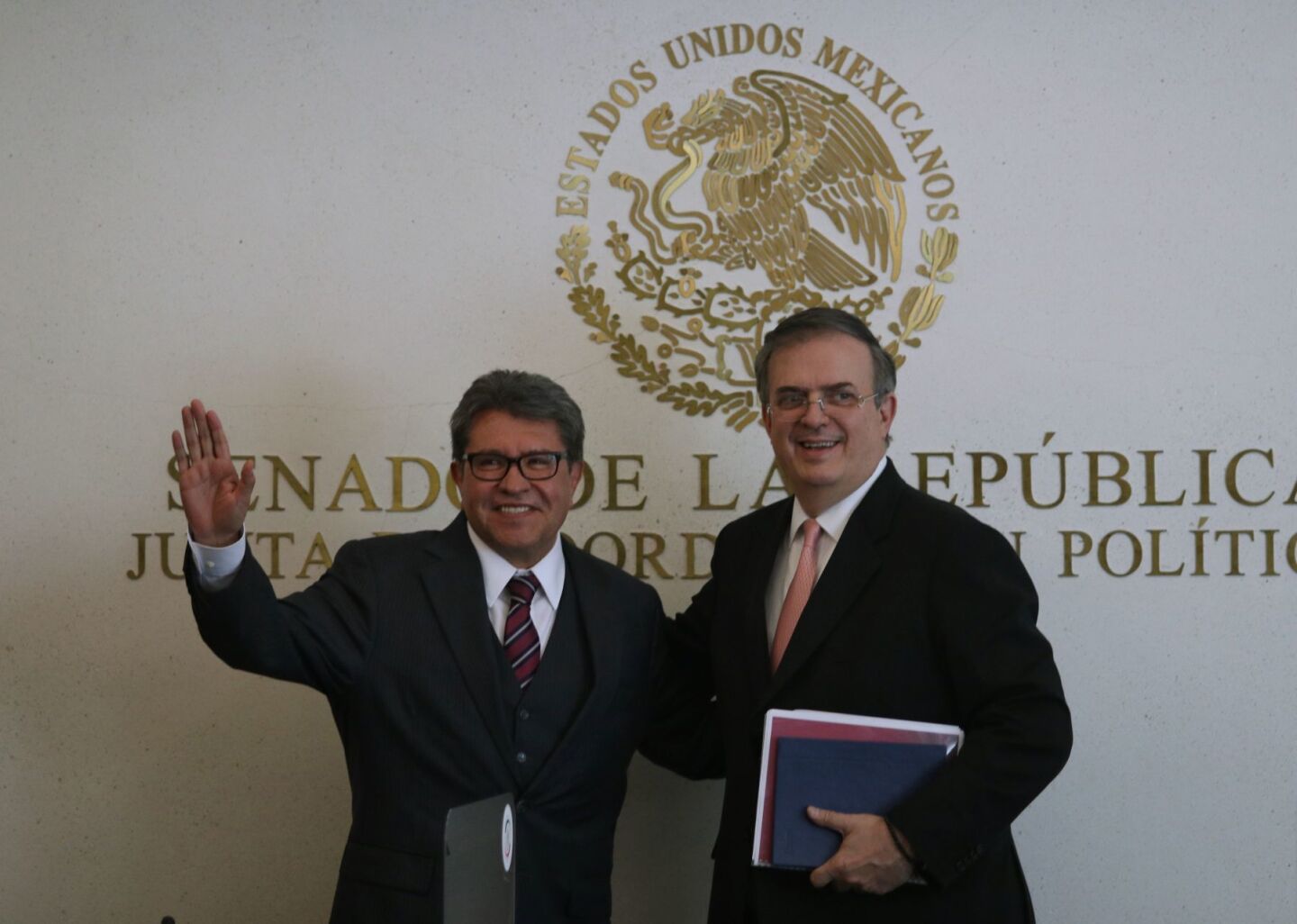 Ricardo Monreal, coordinador de los senadores de Morena y el canciller Marcelo Ebrard Casaubon se reunieron para hablar sobre el Diálogo de Alto Nivel de Seguridad entre México y Estados Unidos, celebrado el pasado viernes.