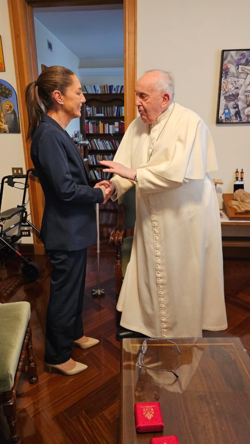 Sheinbaum papa francisco.jpg