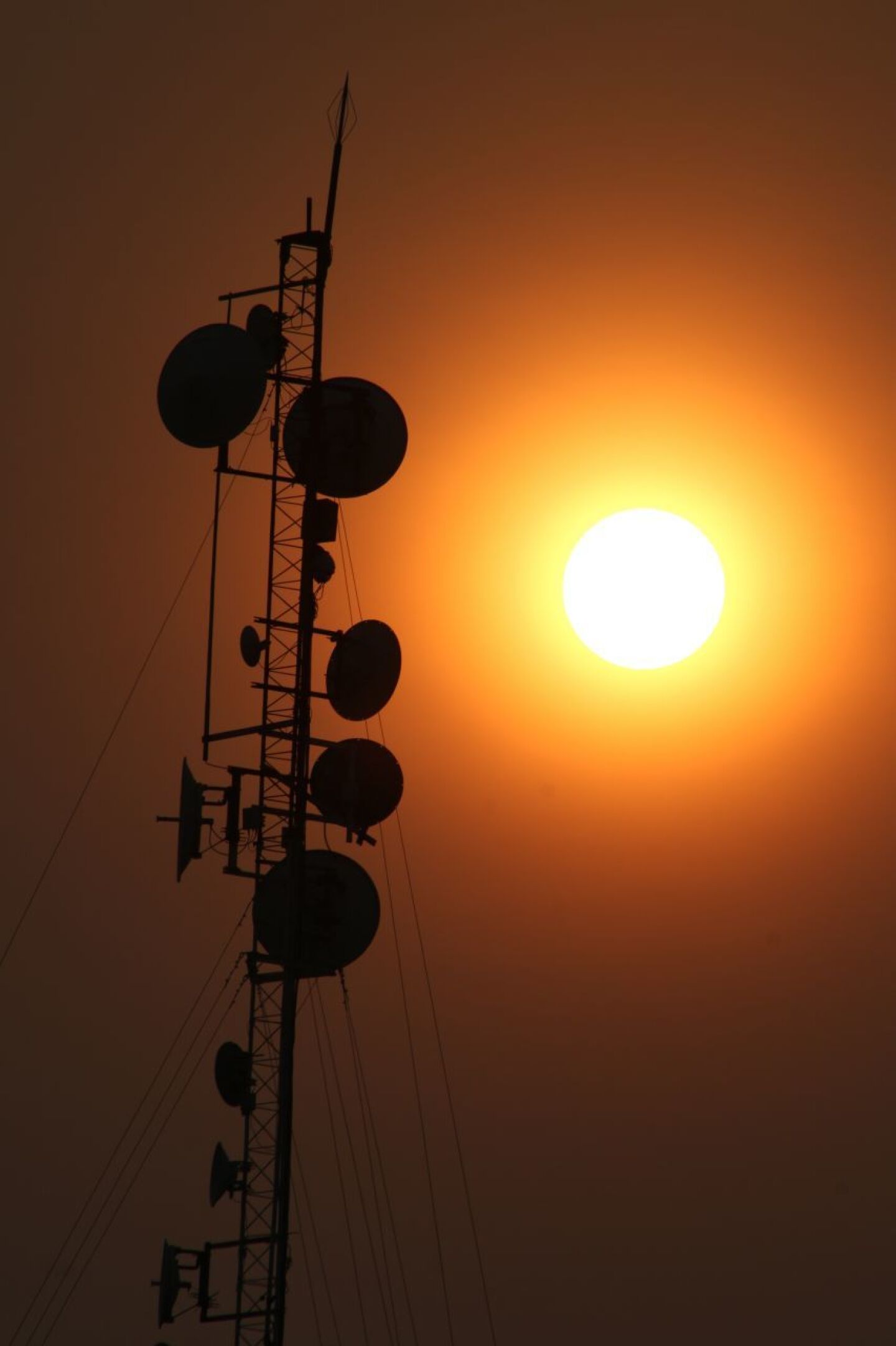 Sentencian a tres años de prisión a hombre que quemó antena 5G