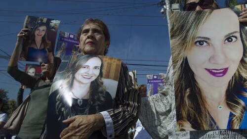 SAN PEDRO GARZA GARCÍA, NUEVO LEÓN, 29NOVIEMBRE2019.- Familiares y amigas de Abril Pérez Sagaón, la regiomontana asesinada el miércoles 27 de noviembre en Ciudad de México, realizaron una marcha silenciosa por la avenida Gómez Morín y protestaron