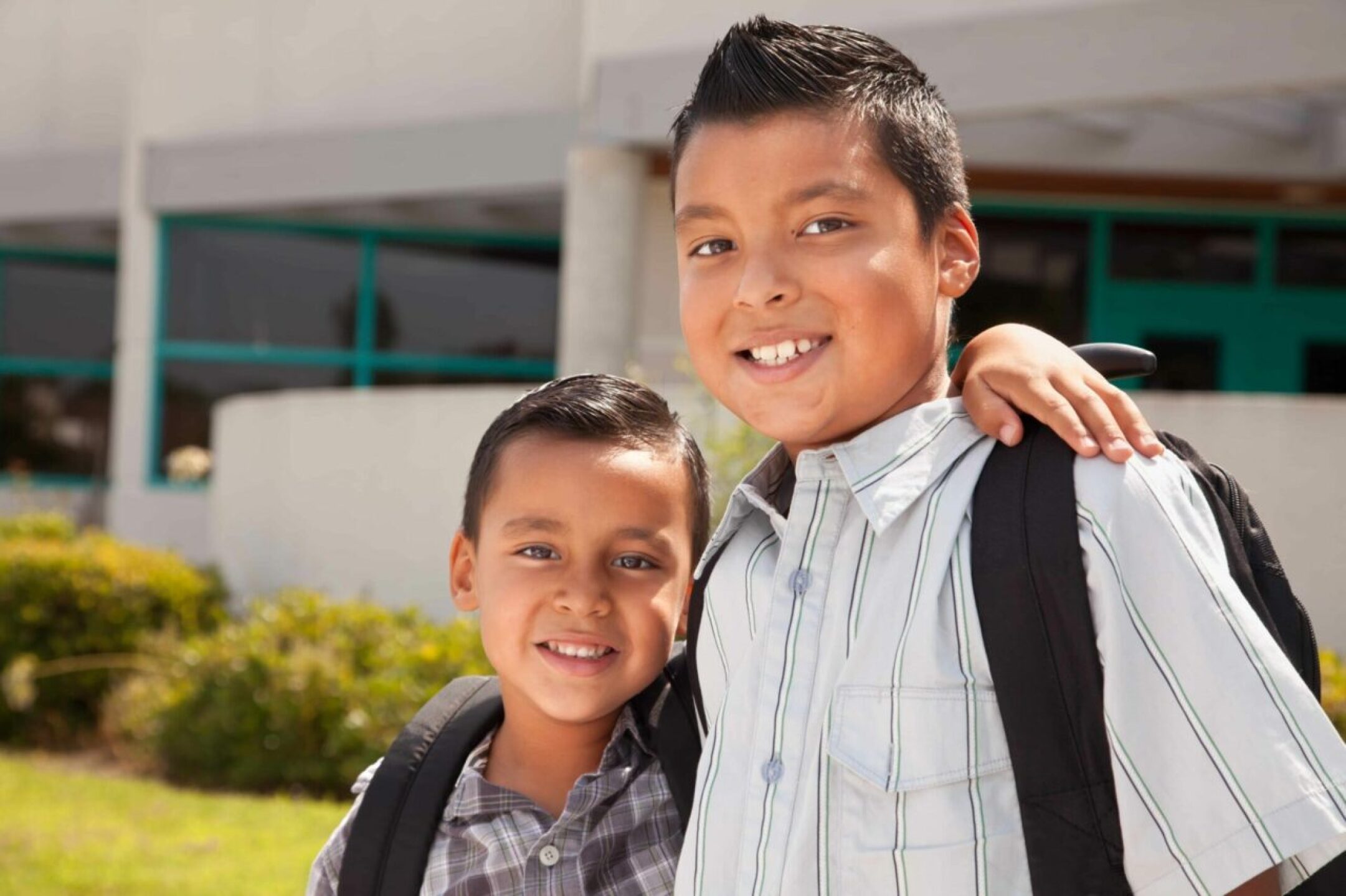 cute-brothers-ready-for-school-2022-10-17-01-17-12-utc-1280x853