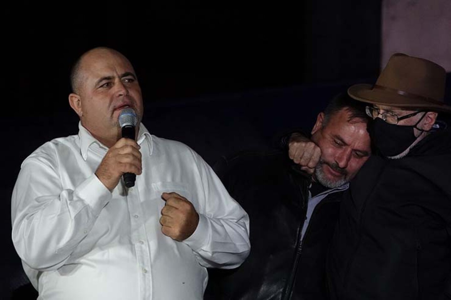 Julián LeBarón, su hermano Adrián y Javier Sicilia durante el homenaje por el segundo aniversario de la masacre del 04 de noviembre de 2019