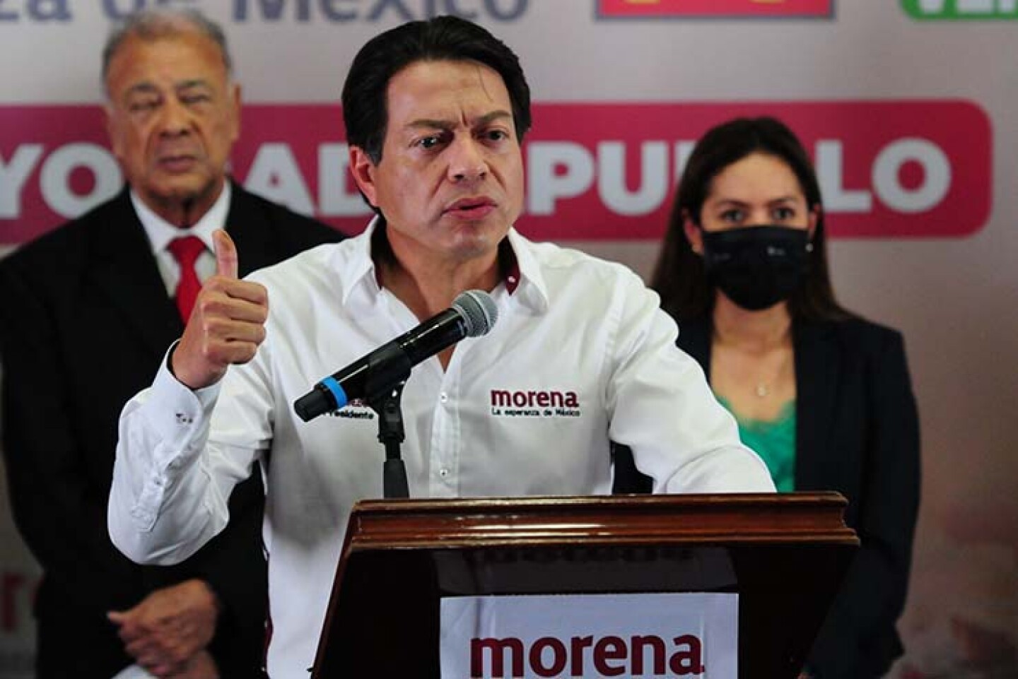 Mario Delgado durante su exposición en la conferencia de prensa.