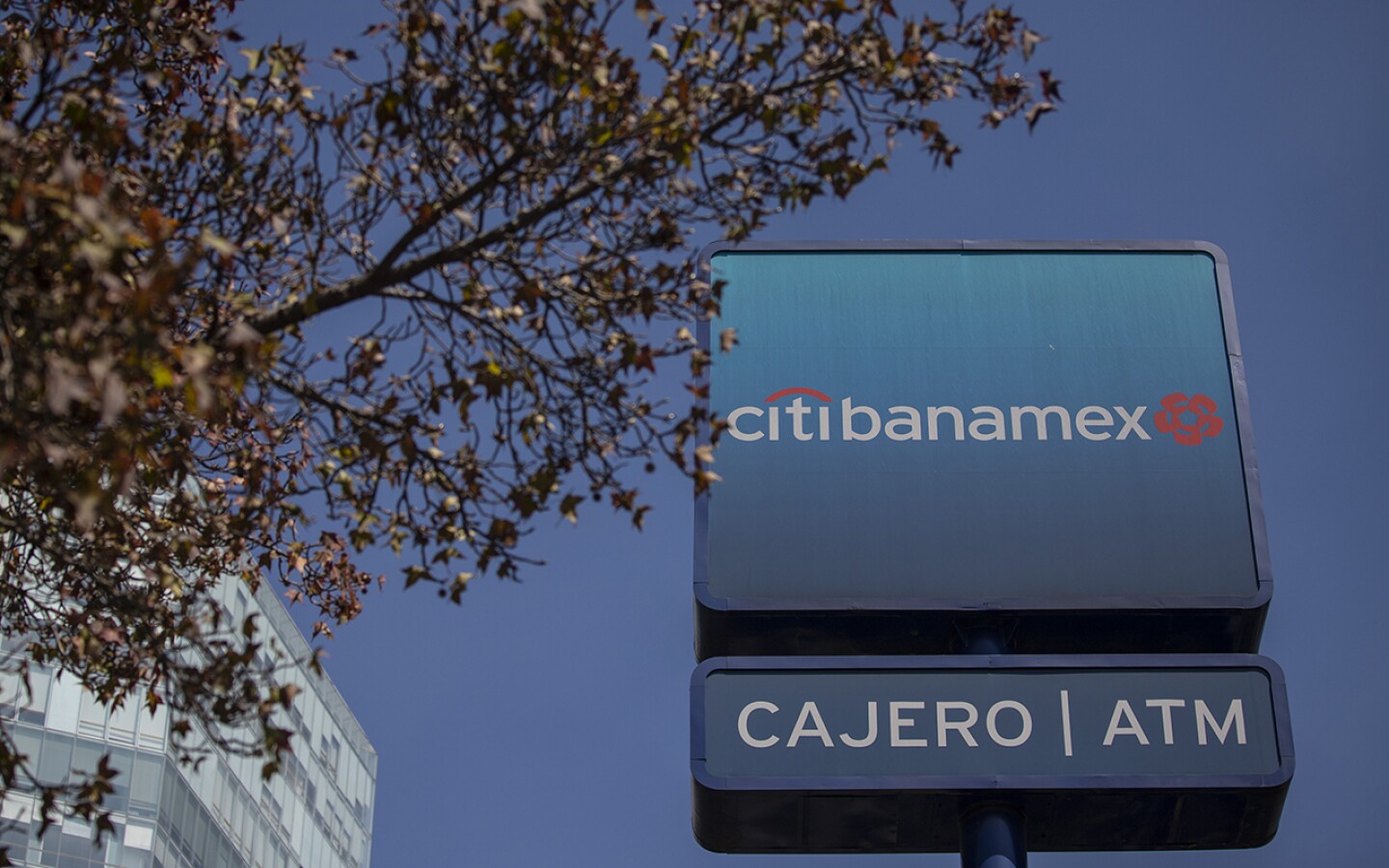 Banorte expresa su interés en adquirir Banamex pero pide más información