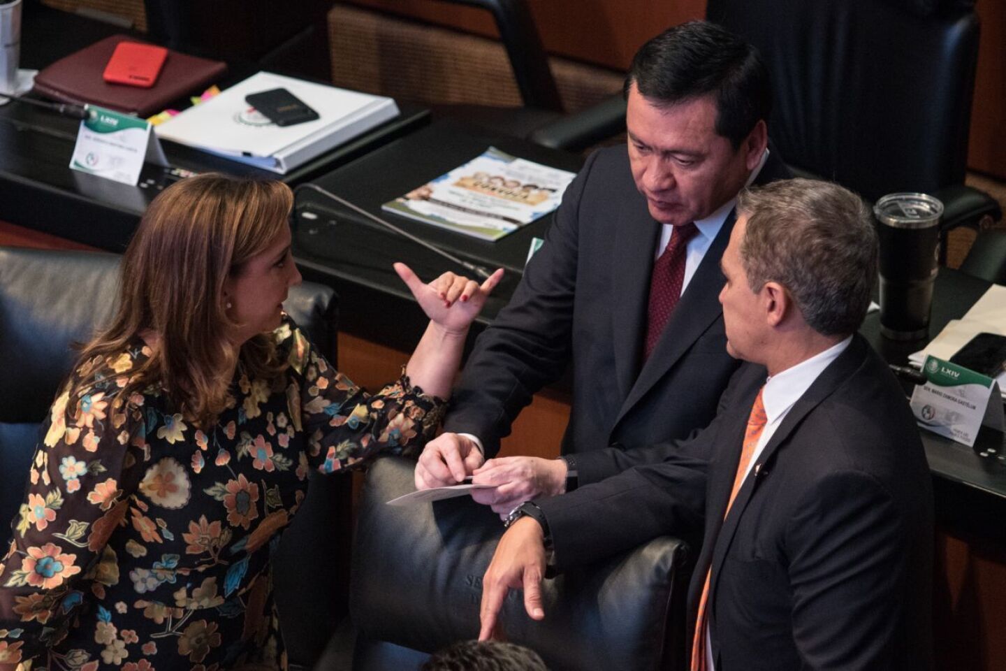 CIUDAD DE MÉXICO, 04DICIEMBRE2018.- Claudia Ruíz Massieu y Miguel Ángel Osorio Chong, senadores del PRI, conversan con el coordinador de los senadores del PRD, Miguel Ángel Mancera durante la sesión del pleno del Senado de la República.FOTO: MISAEL VALTIERRA /CUARTOSCURO.COM