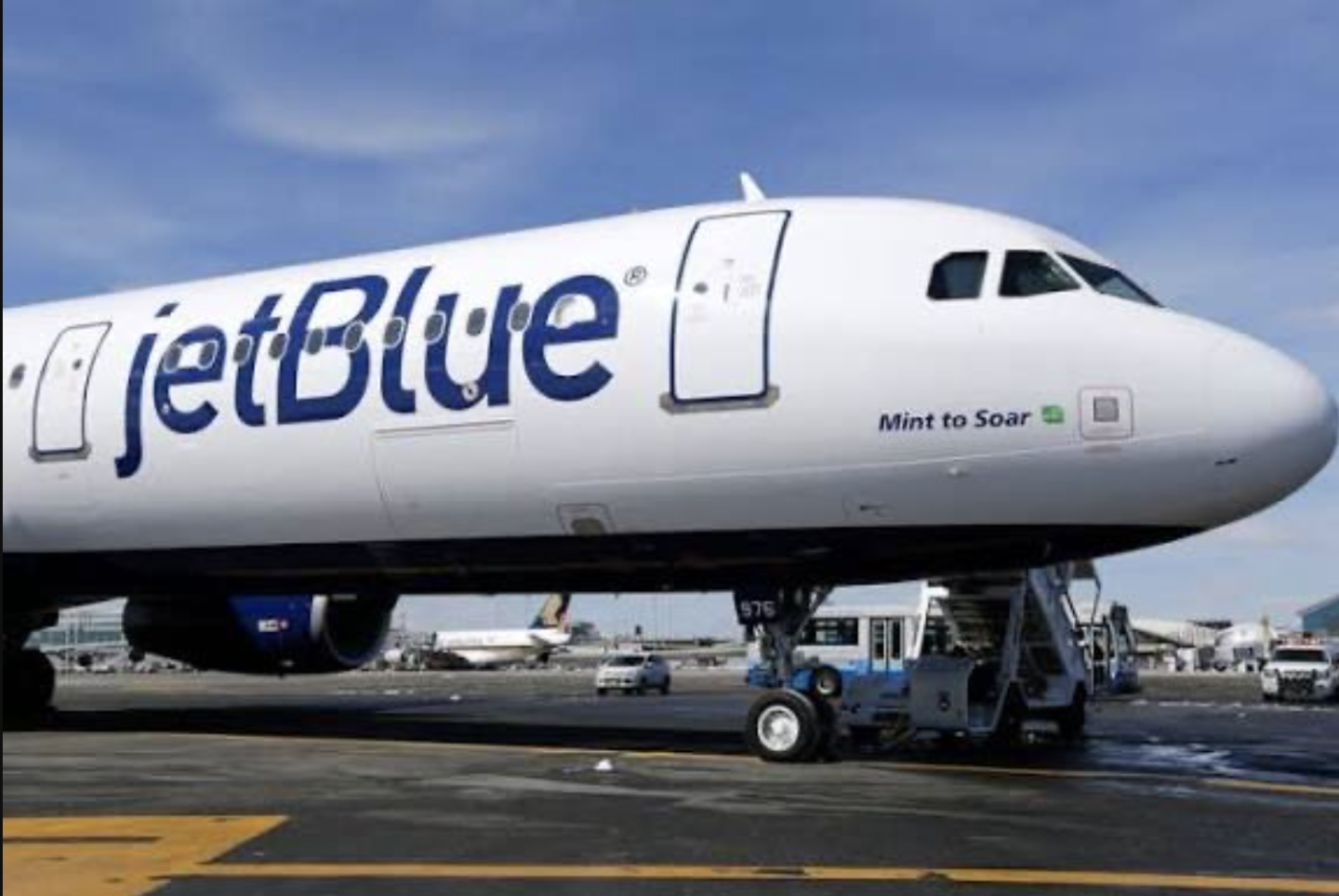 Avión de JetBlue que salió de Cancún aterriza de emergencia en EU
