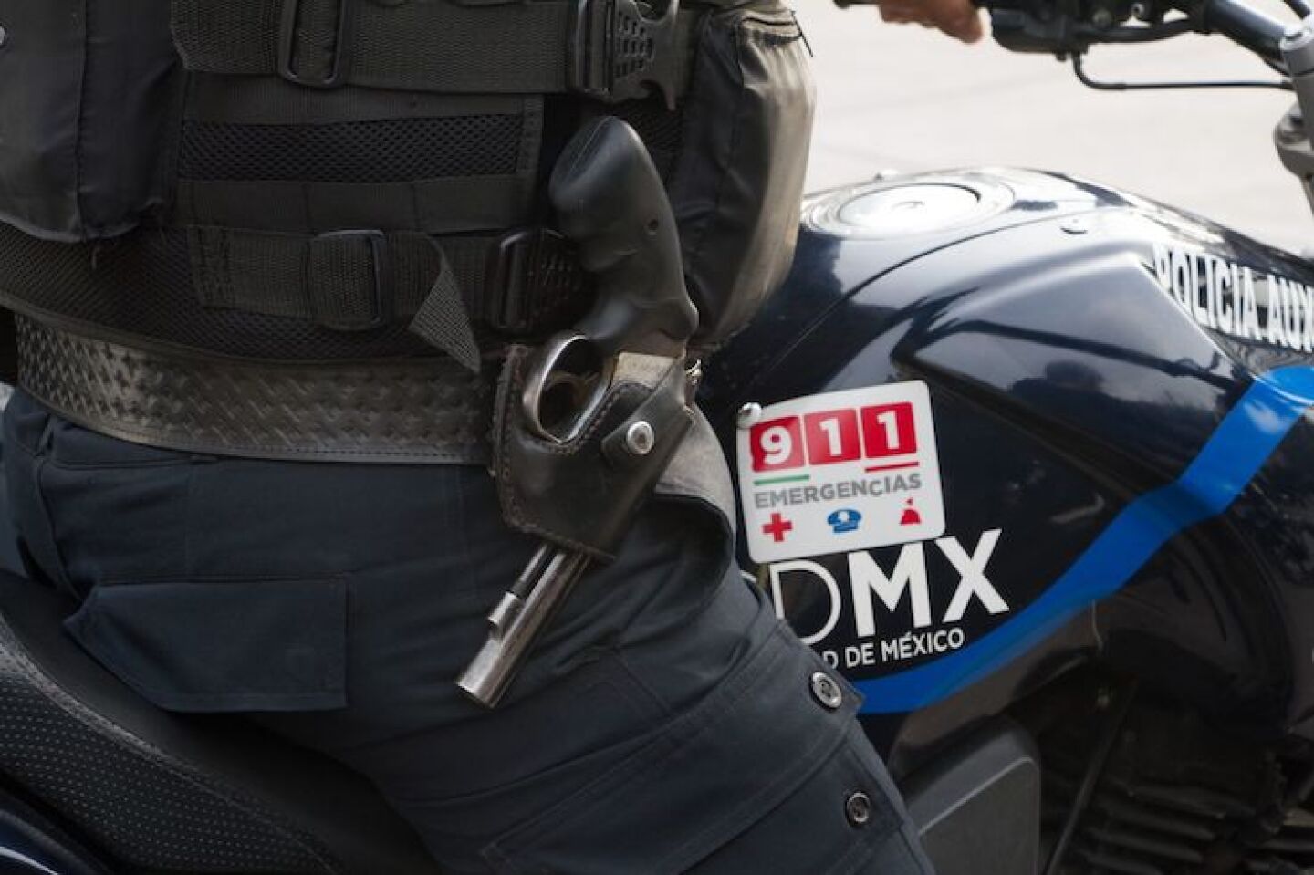 CIUDAD DE DE MÉXICO, 12JUNIO2018. José Ramón Amieva e Hiram Almeida, encabezaron un banderazo de salida a integrantes de la policía capitalina, esta mañana en la plancha del Zócalo capitalino.FOTO: VICTORIA VALTIERRA /CUARTOSCURO.COM