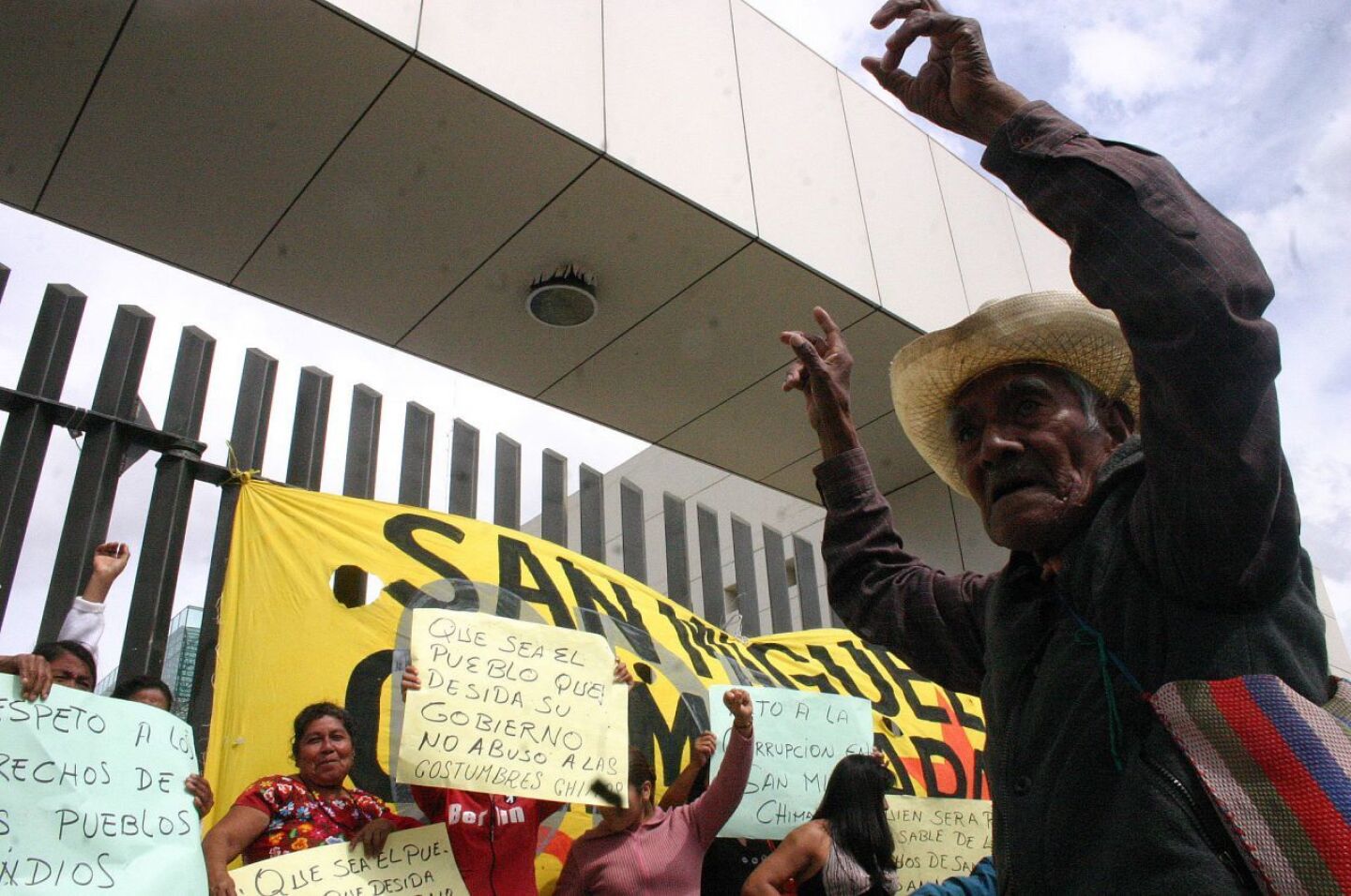 OAXACA, OAXACA, 27NOVIEMBRE2007.- Habitantes de San Miguel Chimalapas, encabezados por Roberto López Rosado, después de permanecer más de 24 horas frente al Instituto Estatal Electoral y no recibir respuesta se trasladaron a la sede del Congreso para realizar una manifestación y exigir que sean respetados los acuerdos emanados de la comunidad y sea reconocido el presidente municipal elegido por usos y costumbres.FOTO: MAX NUÑEZ/CUARTOSCURO.COM