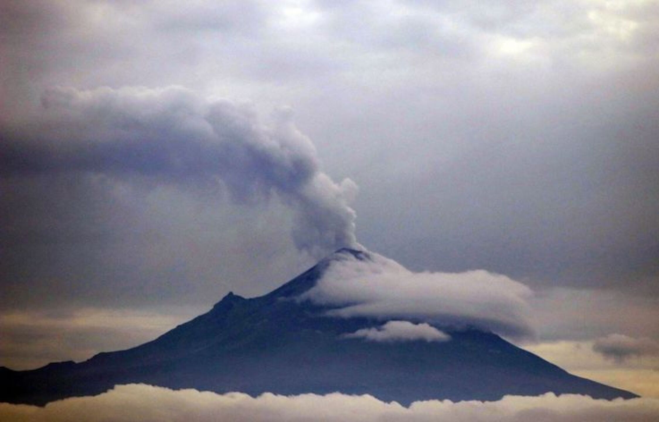 Decenas de exhalaciones ha emitido el Popocatépetl en las últimas horas.