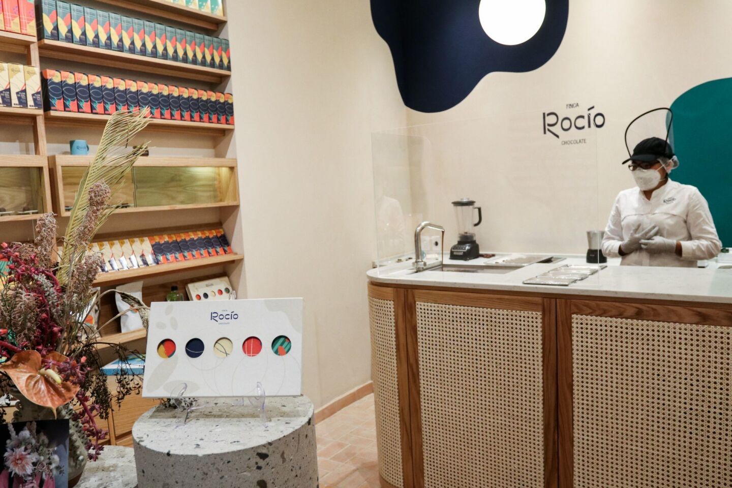 La primer sucursal de Chocolates Finca Rocío, empresa de los hijos del presidente Andrés Manuel López Obrador, abrió sus puertas en el centro histórico.