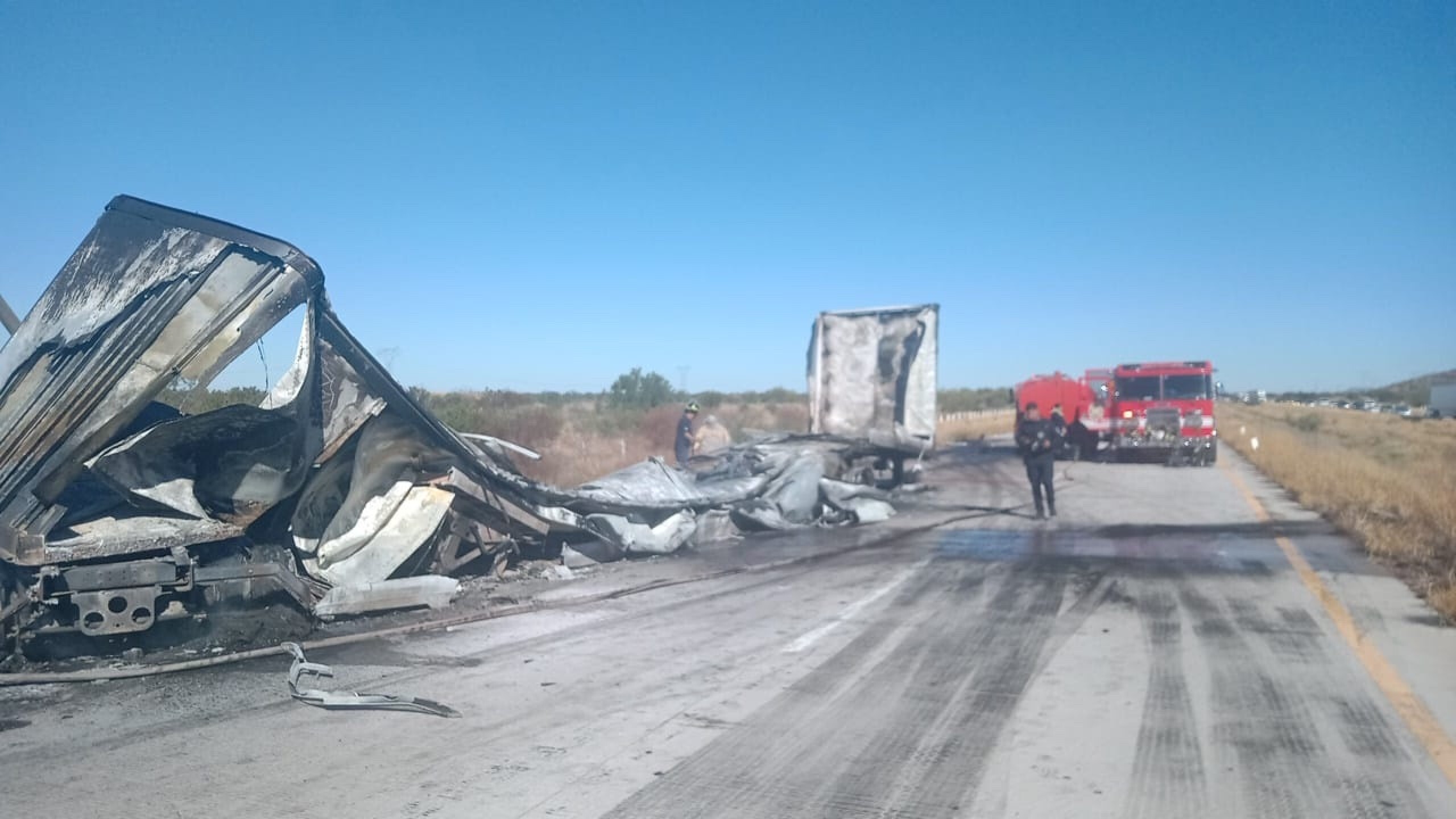 accidente-en-la-hermosillo-guaymas-autobus-y-trailer-chocase-incendian