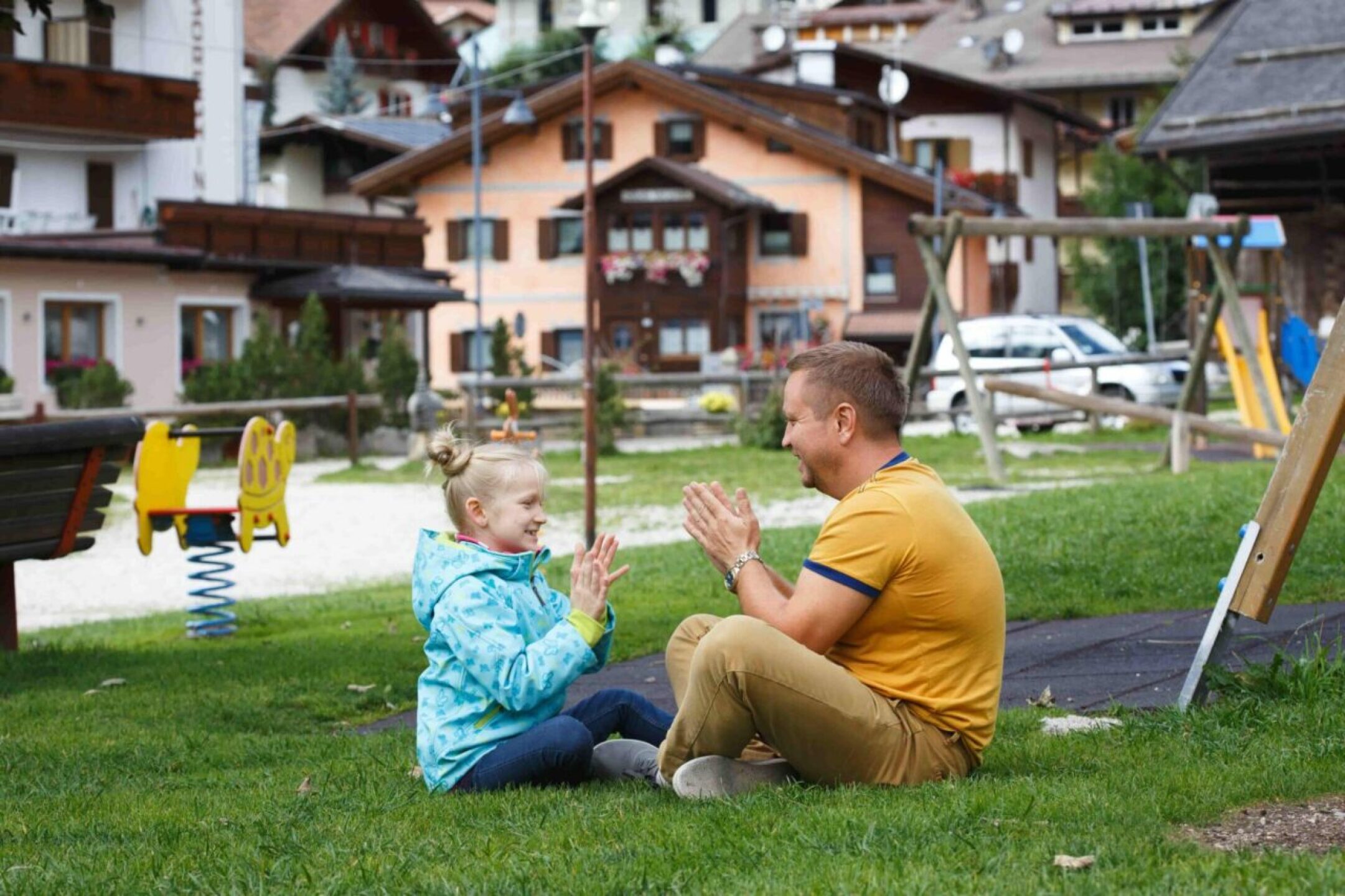 dad-with-daughter-2022-11-08-03-15-19-utc-1-1280x853