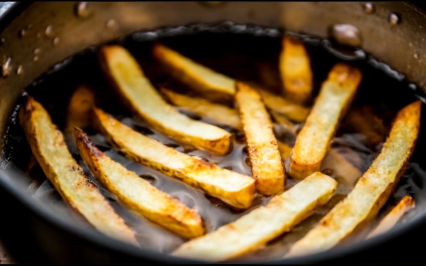 papas a-close-up-view-of-an-oil-fryer-in-action-making-g-VUR_Gr6ISwKRhOFzoL-SUg-5ITAqojfRg6UaMiD4R28GQ.jpeg