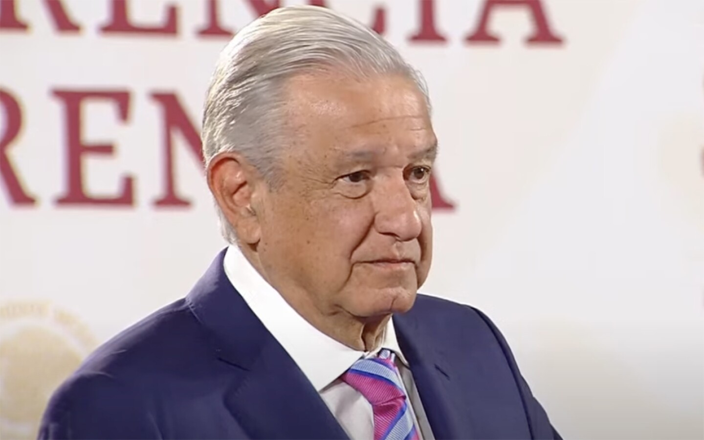 AMLO crea programa de seguridad social para periodistas