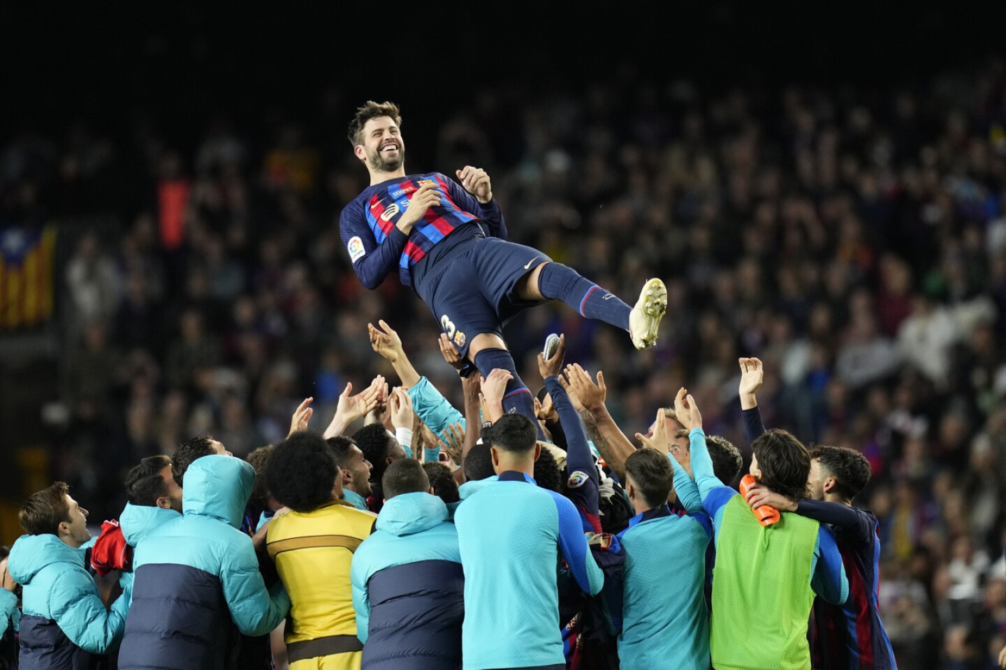 2-0. El Barça se divierte en el último baile de Piqué en el Camp Nou