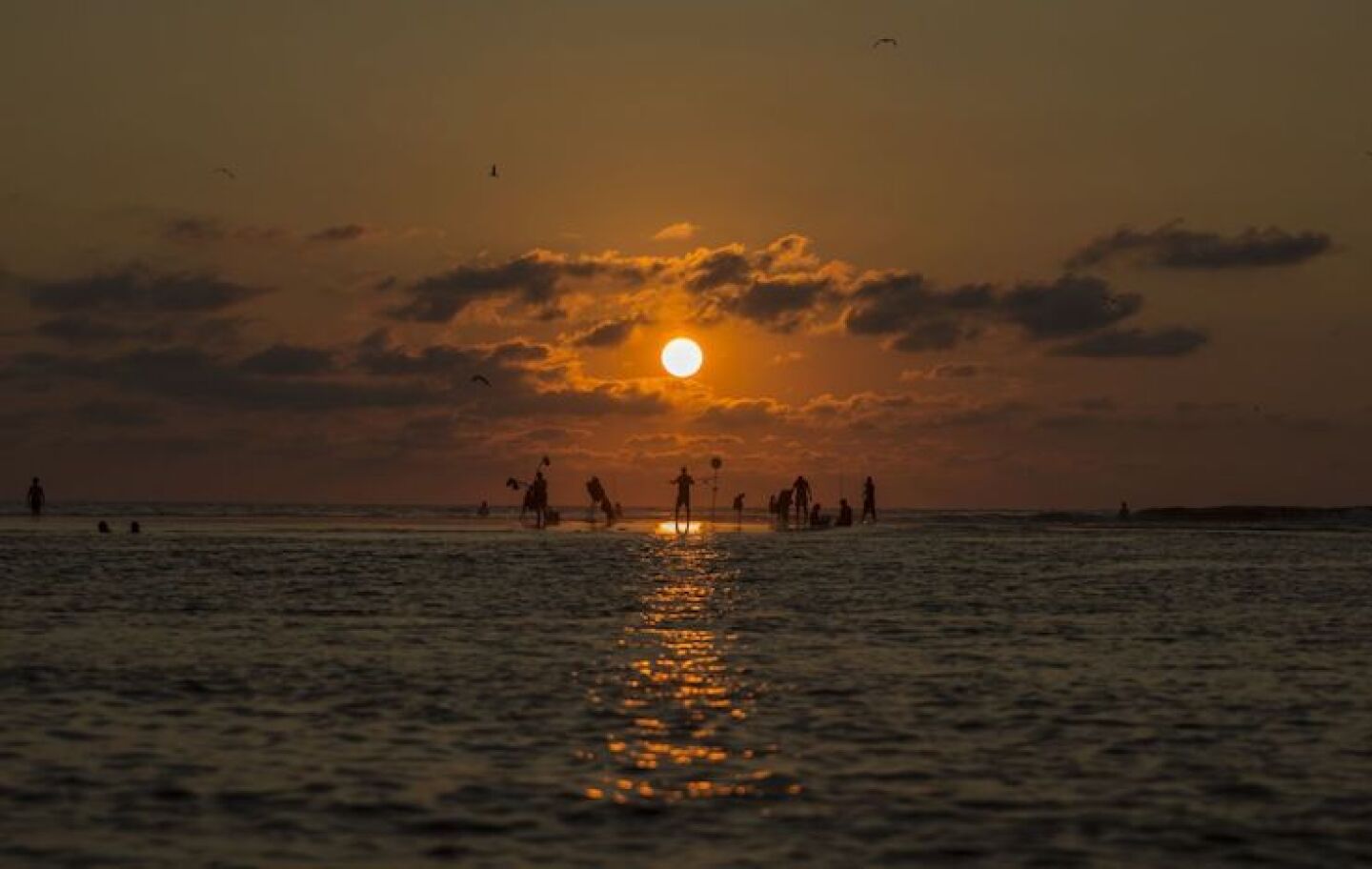 TECOMÁN, COLIMA, 08NOVIEMBRE019.- Personas acuden durante el atardecer a pasear y pescar en la Playa Pascuales, a la altura de la desembocadura del Río Armería. FOTO: OMAR MARTÍNEZ /CUARTOSCURO.COM
