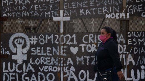Mujeres de distintas colectivas intervinieron las vallas colocadas por el gobierno de la Ciudad en Palacio Nacional previo al 8m -Día internacional de la Mujer-. Organizadas pintaron durante la noche los nombres de mujeres sobrevivientes y víctimas de f