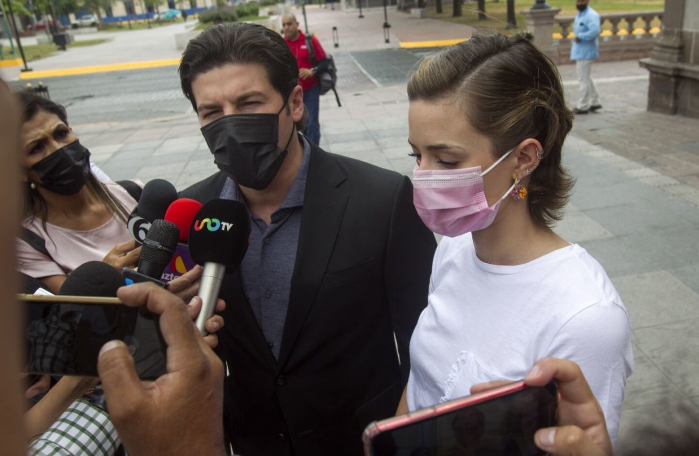 Mario Escobar y Dolores Bazaldúa; padres de Debanhi Escobar, la joven encontrada en el motel Nueva Castilla en una cisterna, se reunieron con el gobernador Samuel García y su esposa Mariana Rodríguez en el Palacio de Gobierno, para darle seguimiento al caso. Samuel declaró que acompañará a los padres a las instalaciones de la SEMEFO para ser entregado el cuerpo.