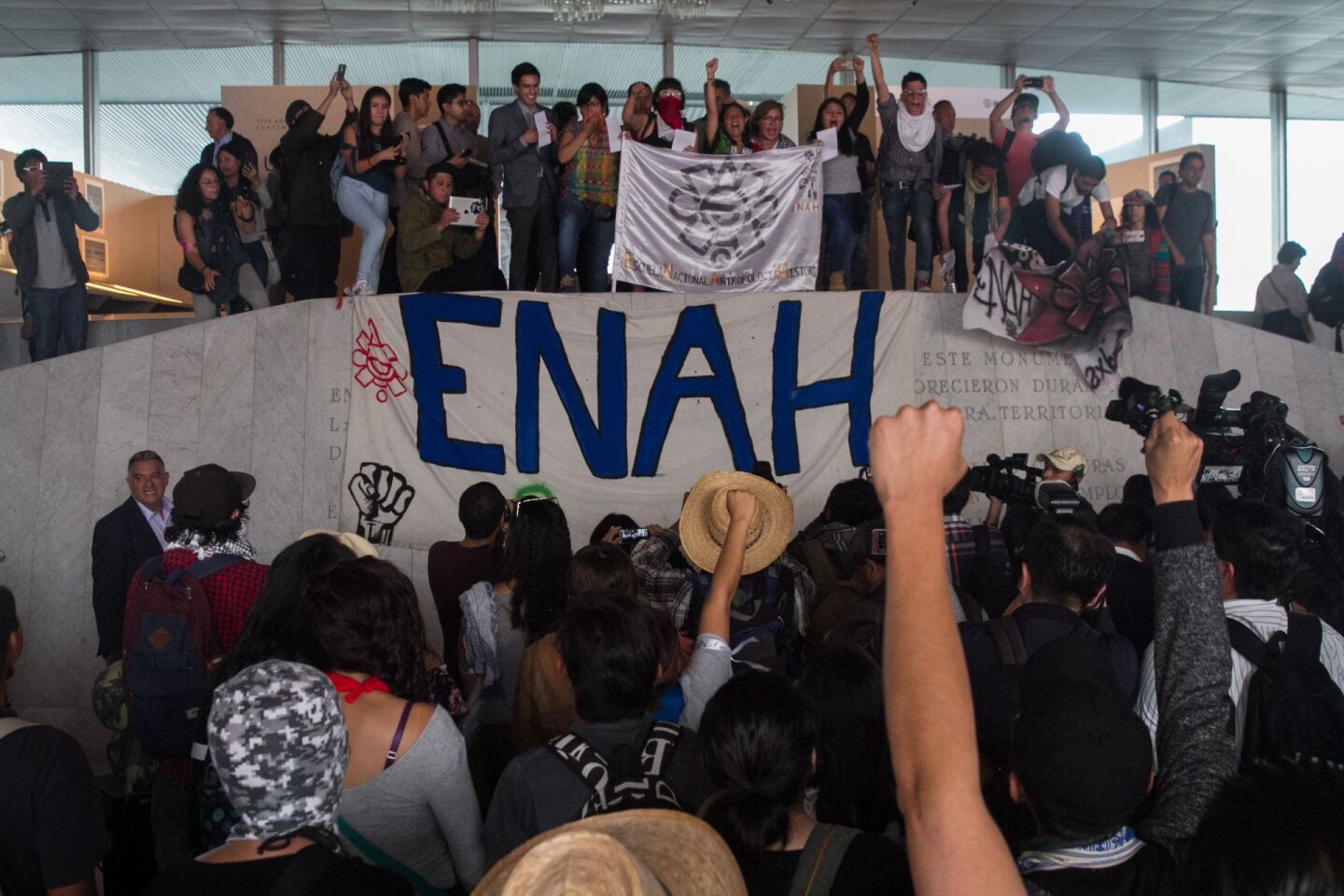 CIUDAD DE MÉXICO, 13SEPTIEMBRE2018.- Estudiantes de la Escuela Nacional de Antropología e Historia (ENAH), llegaron a leer su pliego petitorio a las afueras del Museo de Antropología, en un primer momentos intentaron entrar por lo que ellos querían era leerlo en el interior del recinto, sin embargo, la gente de seguridad les impidió, tras un diálogo los dejaron accesar. Entre los puntos a destacar de su pliego es su rechazo a las acciones porriles que se han suscitado en el campus de la UNAM; pidieron un alto al acoso sexual; denunciaron que Grupo Carso poco a poco ha ido privatizando la zona arqueológica de Cuicuilco, además de una mayor asignación de recursos para la educación. FOTO: MOISÉS PABLO /CUARTOSCURO.COM