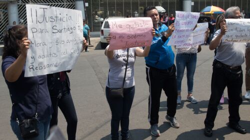 CIUDAD DE MÉXICO, 12MAYO2019.- Mónica García Villegas, directora del Colegio Rébsamen, el cual se vino abajo tras el sismo del 19 de septiembre muriendo 19 niños y 7 adultos, fue presentada ante un juez en el Tribunal Superior de Justicia de la Ciudad de México, para responder por su presunta responsabilidad en las fallas de la construcción de la escuela que pudieron derivar de que se viniera abajo, mejor conocido como "Miss Moni" estuvo profuga de la justicia desde hace ya casi dos años. En la imagen una hermana y su hija salen de la audiencia. FOTO: MOISÉS PABLO /CUARTOSCURO.COM