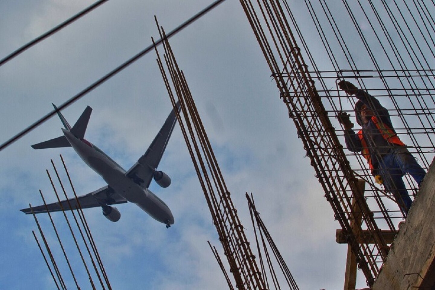 CIUDAD DE MÉXICO, 04SEPTIEMBRE2018.- Un trabajador de la construcción realiza el armado de varillas en una obra cercana al aeropuerto de la Ciudad de México. FOTO: ISAAC ESQUIVEL /CUARTOSCURO.COM