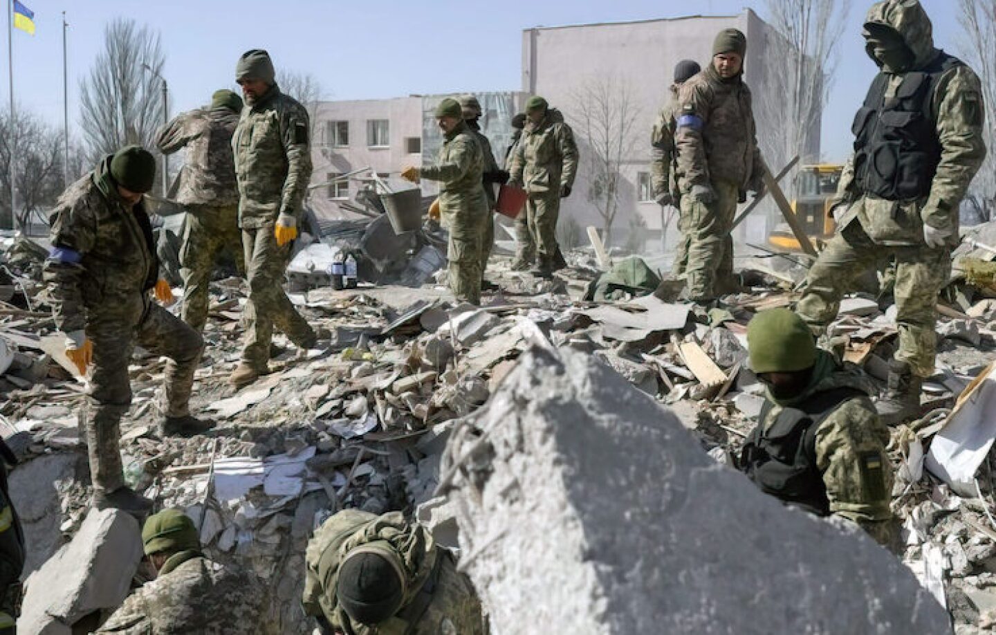 Base-combardeada-en-Ucrania-il-1200x675-1