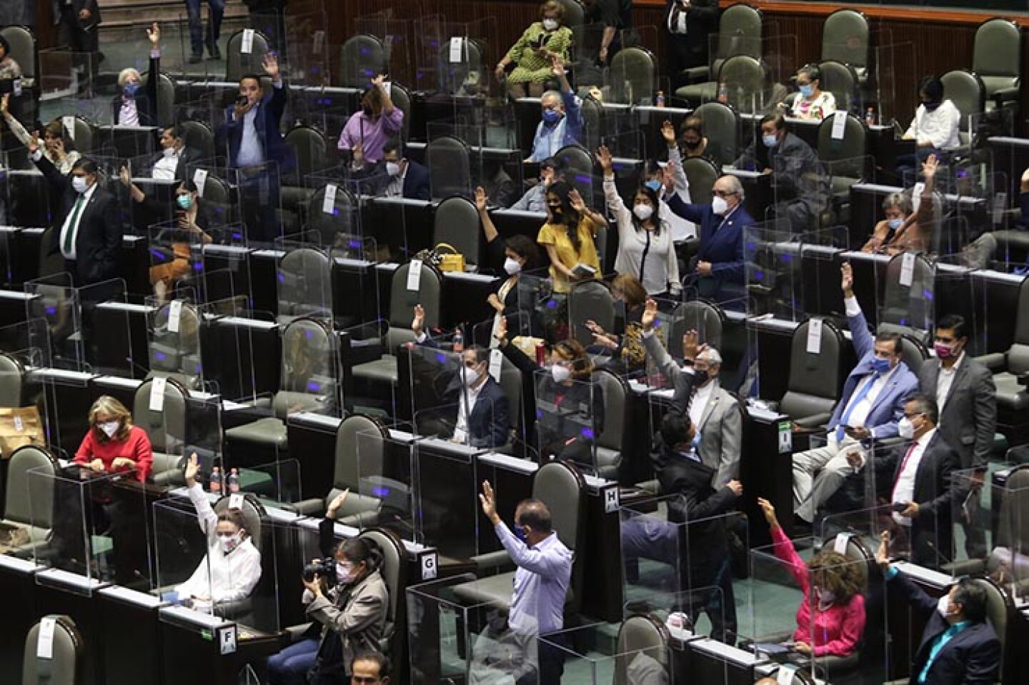 Los diputados aprueban en lo económico que se encuentra lo suficientemente discutido el dictamen que contempla la modificación a la ley para que el Jefe del Ejecutivo pueda ser juzgado como cualquier ciudadano cuando cometa un delito, acto seguido fue s